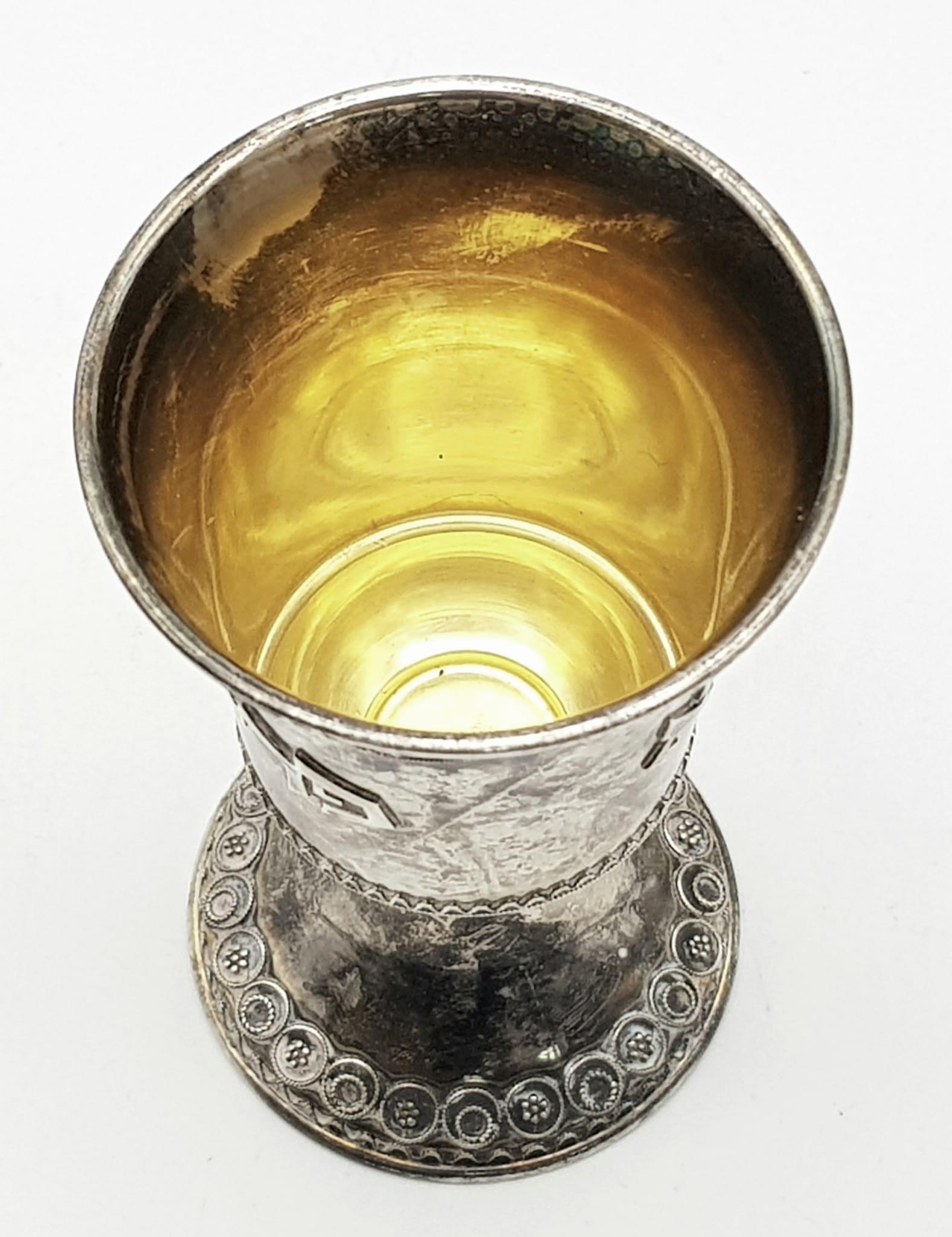 A SOLID SILVER KIDDISH CUP WITH THE BLESSING FOR WINE WRITTEN AROUND IT. 57.8gms 10cms TALL - Image 5 of 7