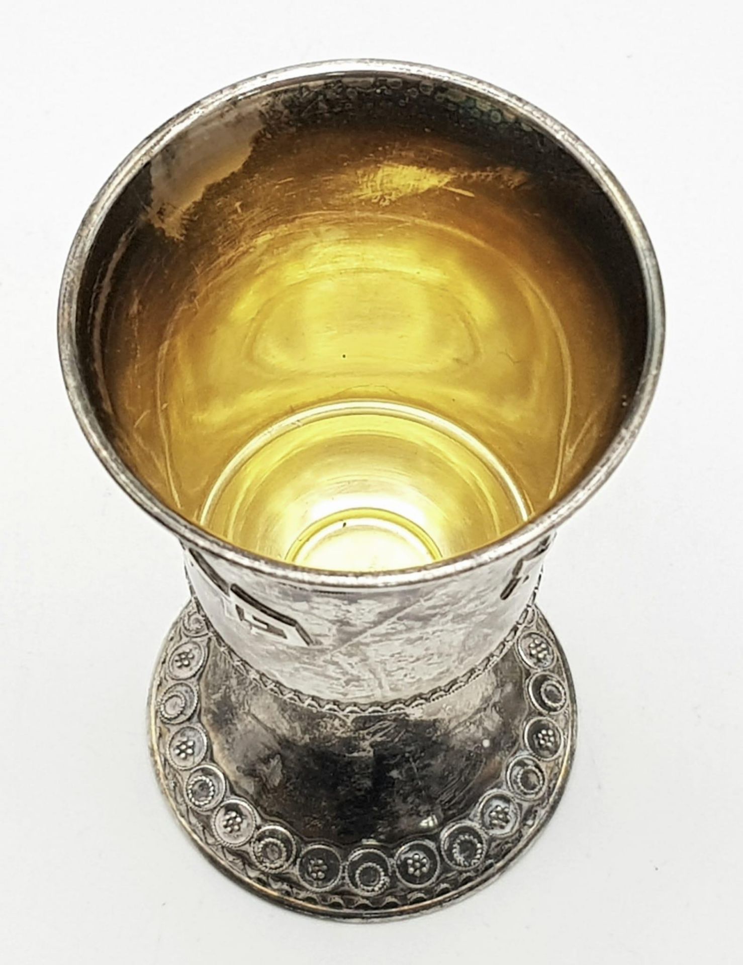A SOLID SILVER KIDDISH CUP WITH THE BLESSING FOR WINE WRITTEN AROUND IT. 57.8gms 10cms TALL - Bild 5 aus 7