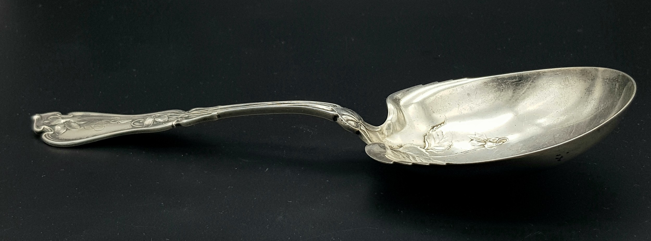 A TRULY REMARKABLE LARGE SOLID SILVER FRUIT SPOON , 22cms IN LENGTH AND 7cms WIDTH . 98.2gms - Image 3 of 6