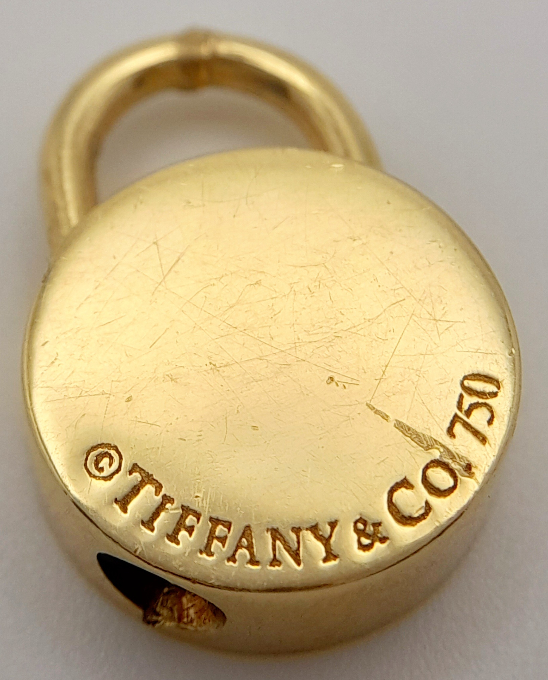 AN 18K YELLOW GOLD TIFFANY & CO FULLY WORKING PADLOCK CHARM. 2cm length, 13.5g total weight. Ref: SC