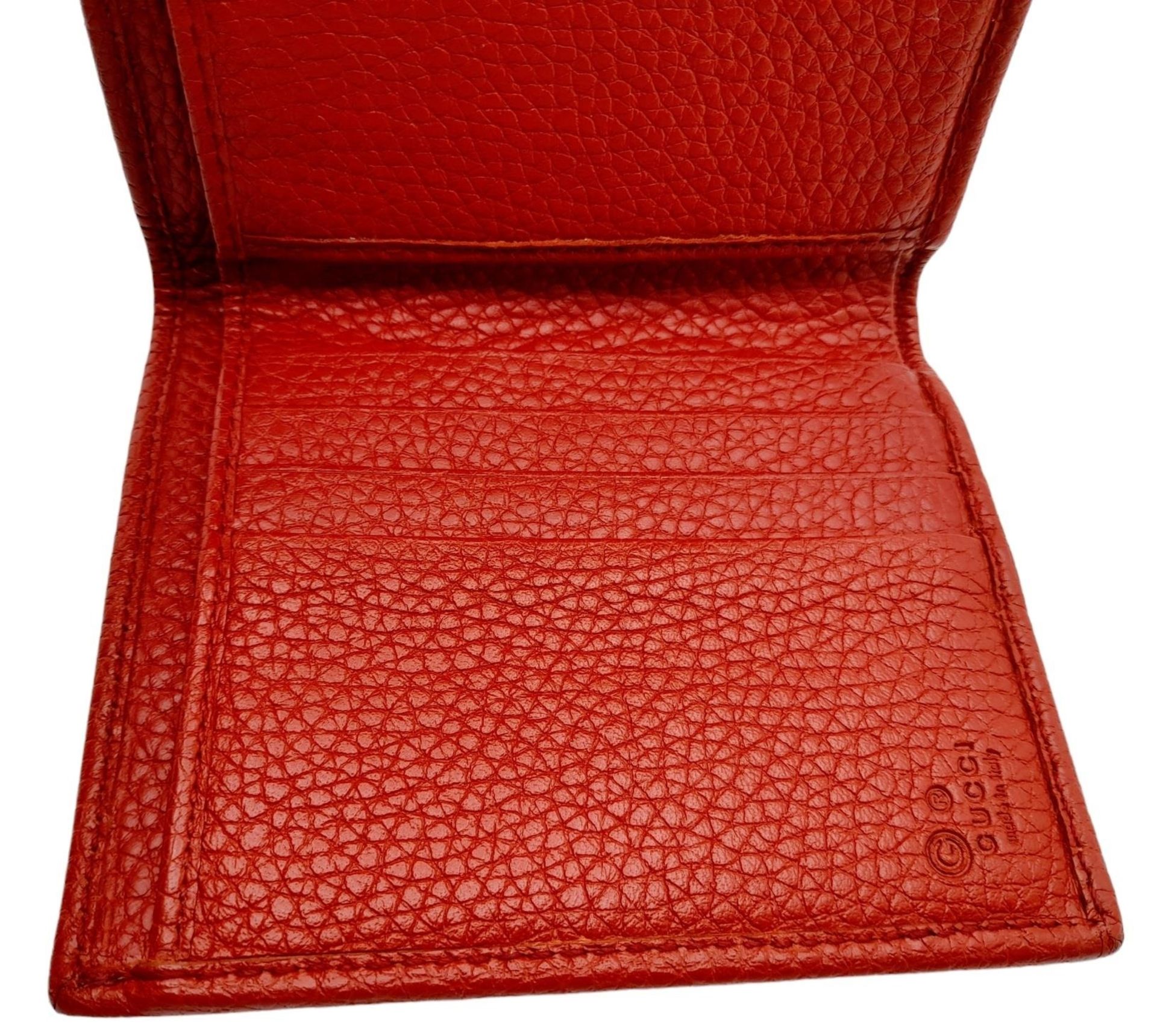 A Gucci Red Trifold Wallet. Leather exterior with the GG logo and press stud closure. Red leather - Bild 3 aus 10