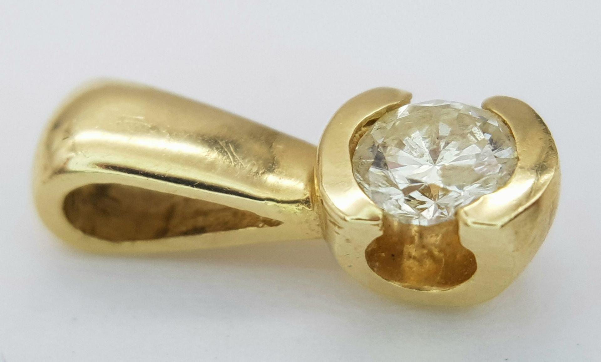 A 9K Yellow Gold (tested) Brilliant Round Cut Diamond Pendant. 0.30ct diamond. 14m. 1.3g total - Bild 2 aus 4