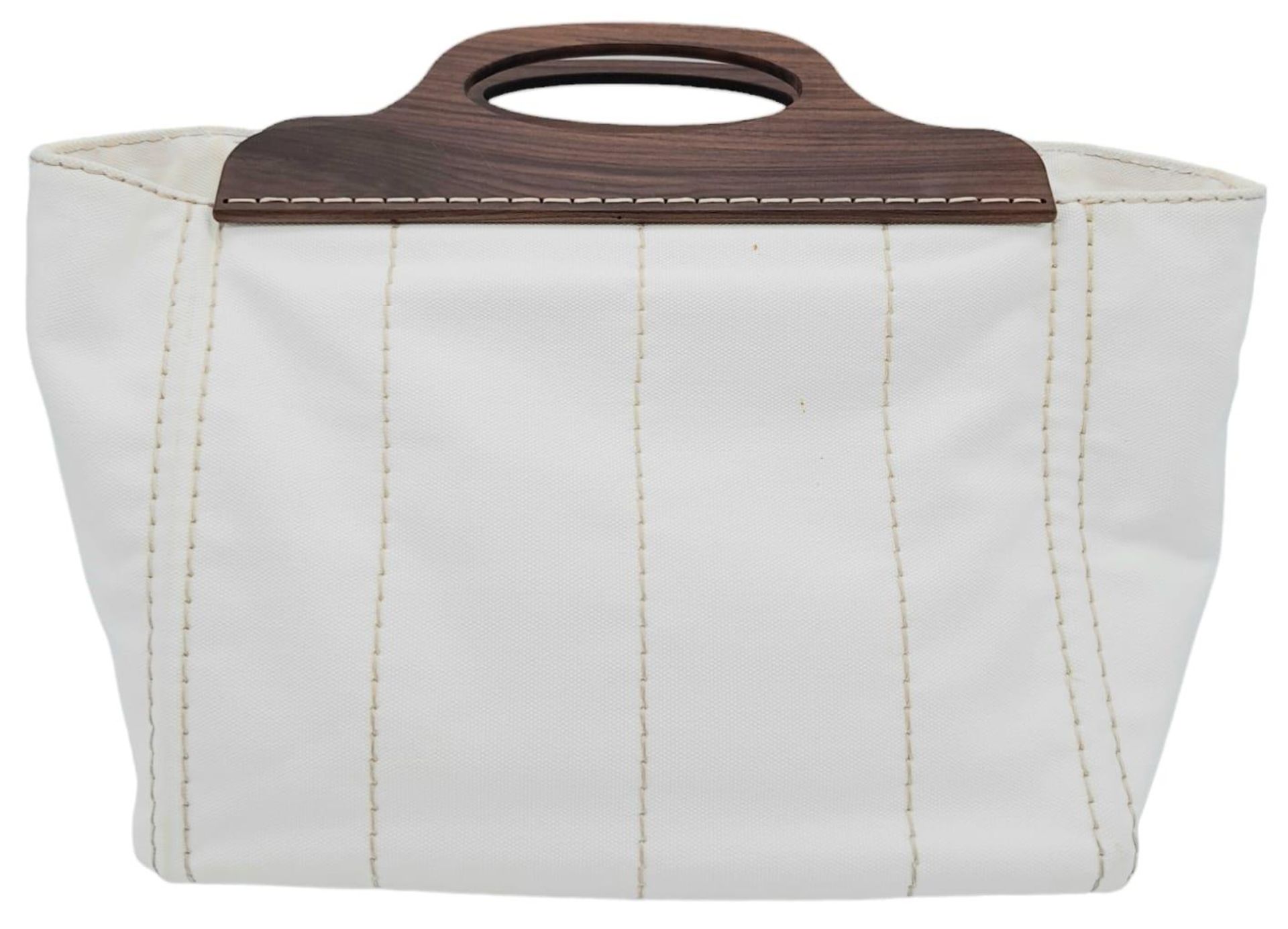 A Prada White Exteriors with Brown Wooden Handle Logo-printed Striped Tote Bag. Vertical - Bild 4 aus 9