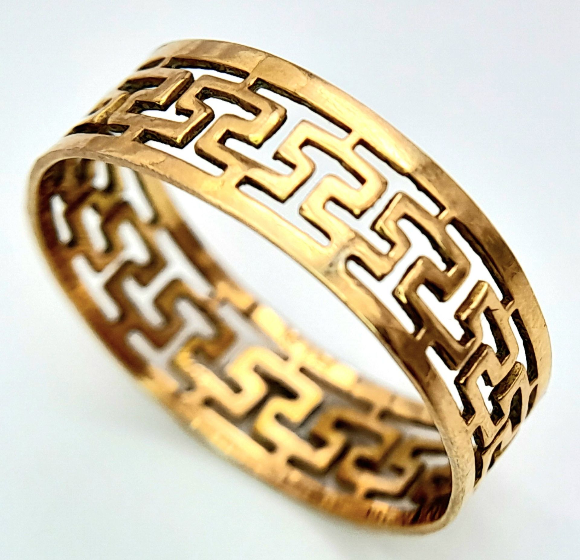 A 9 K yellow gold ring with a pierced Greek key design, size: N, weight: 1.4 g. - Image 2 of 5