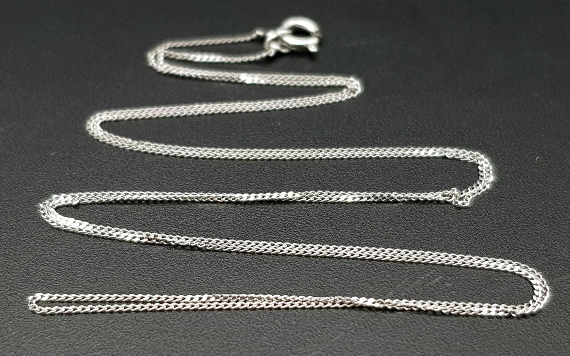 A 9 K white gold disappearing chain necklace, length: 44 cm, weight: 0.5 g.