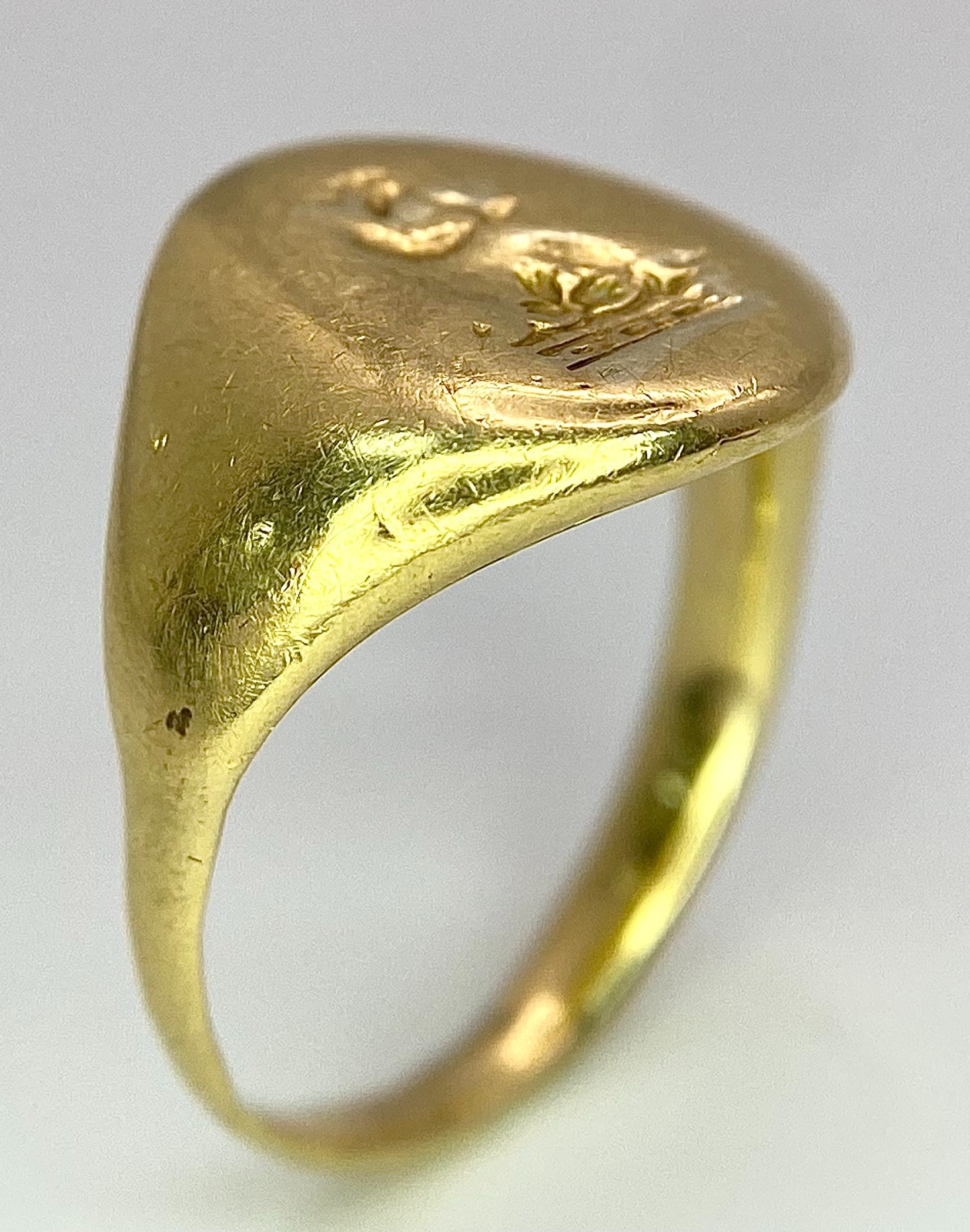 AN 18K YELLOW GOLD VINTAGE SEAL ENGRAVED SIGNET RING. Size K, 7.8g total weight. Ref: SC 8060 - Image 3 of 9