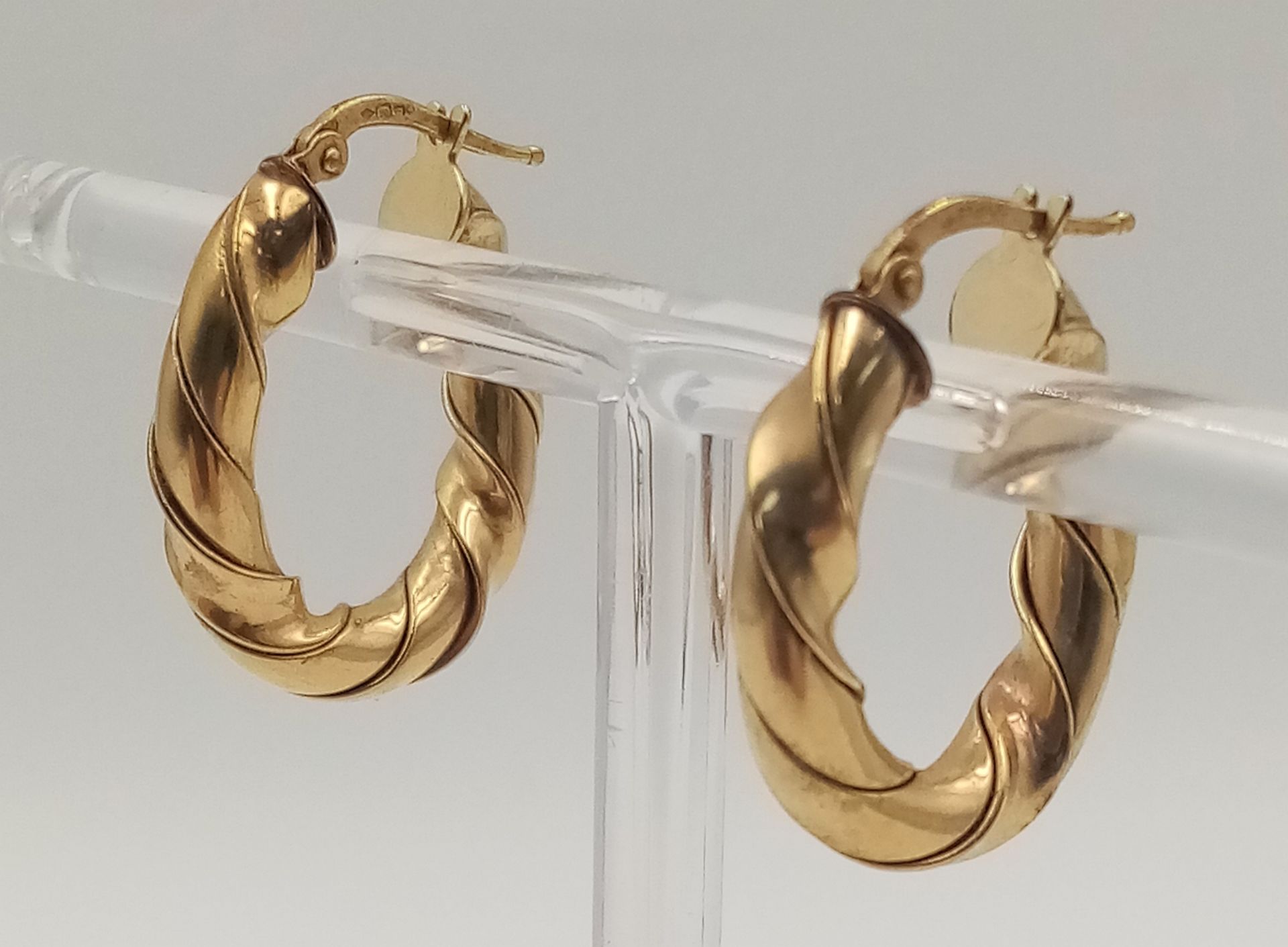 A 9 K yellow gold pair of hoop earrings with a twisted design, drop: 26 mm, total weight: 5 g. - Image 2 of 4