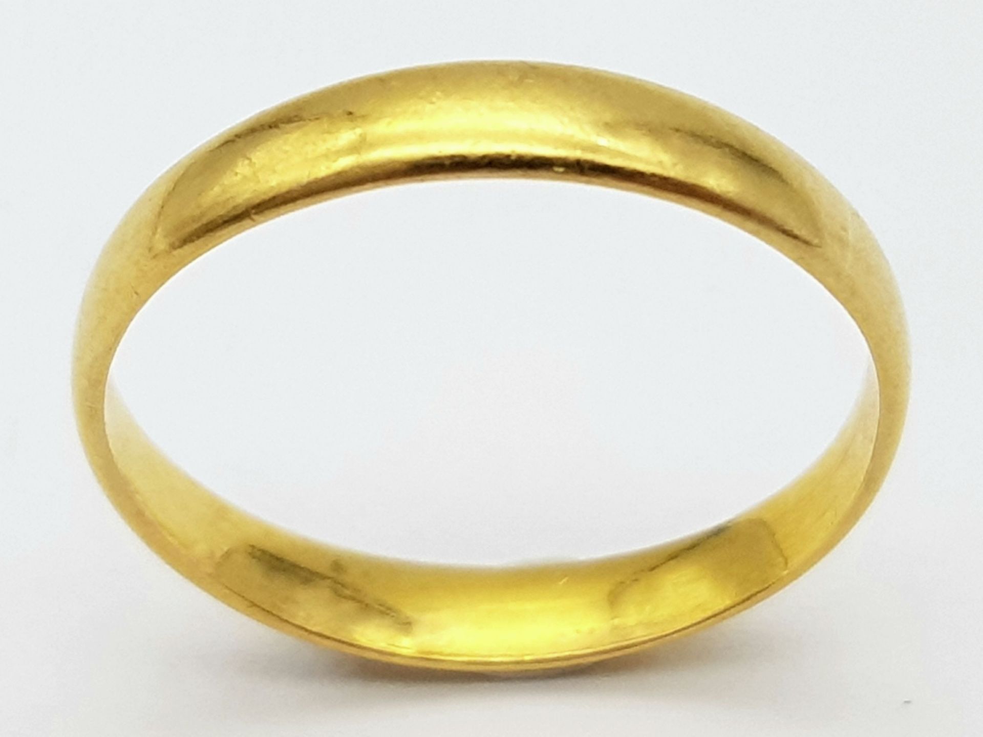 A 22 K yellow gold convex band ring, size: O, weight: 2.4 g. - Image 2 of 4