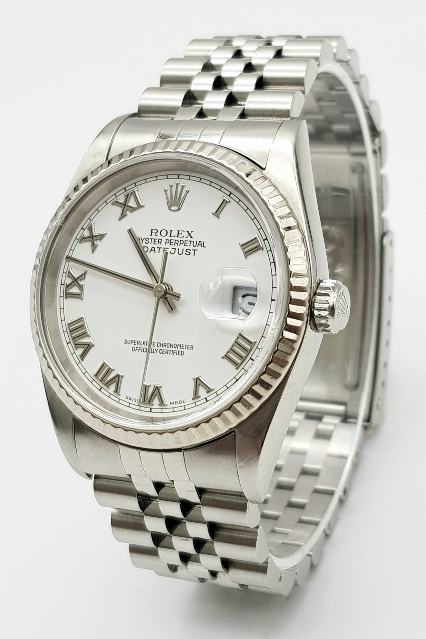 A ROLEX OYSTER PERPETUAL DATEJUST GENTS WATCH IN STAINLESS STEEL WITH WHITE DIAL AND ROMAN