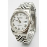 A ROLEX OYSTER PERPETUAL DATEJUST GENTS WATCH IN STAINLESS STEEL WITH WHITE DIAL AND ROMAN