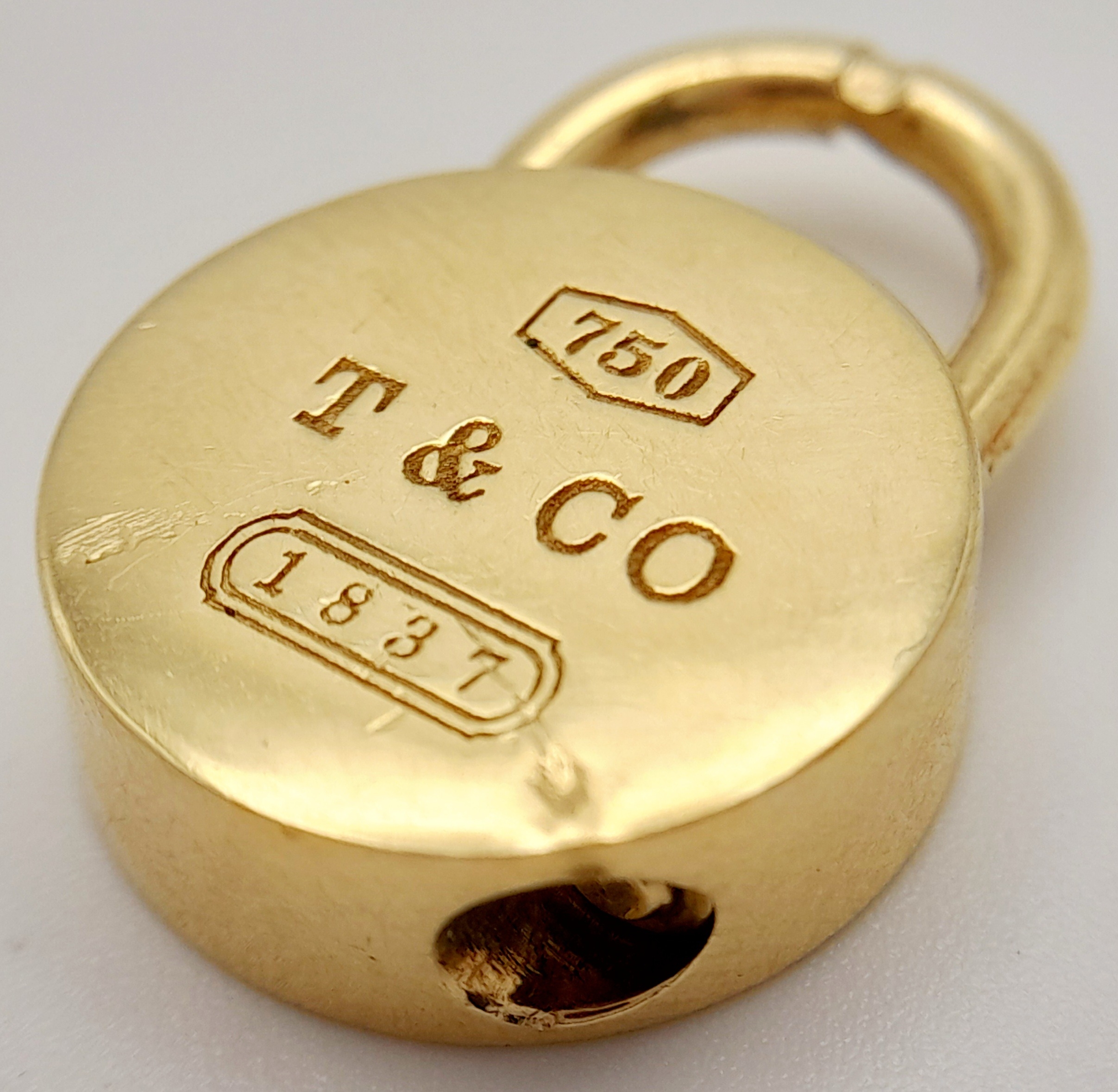 AN 18K YELLOW GOLD TIFFANY & CO FULLY WORKING PADLOCK CHARM. 2cm length, 13.5g total weight. Ref: SC - Image 3 of 6