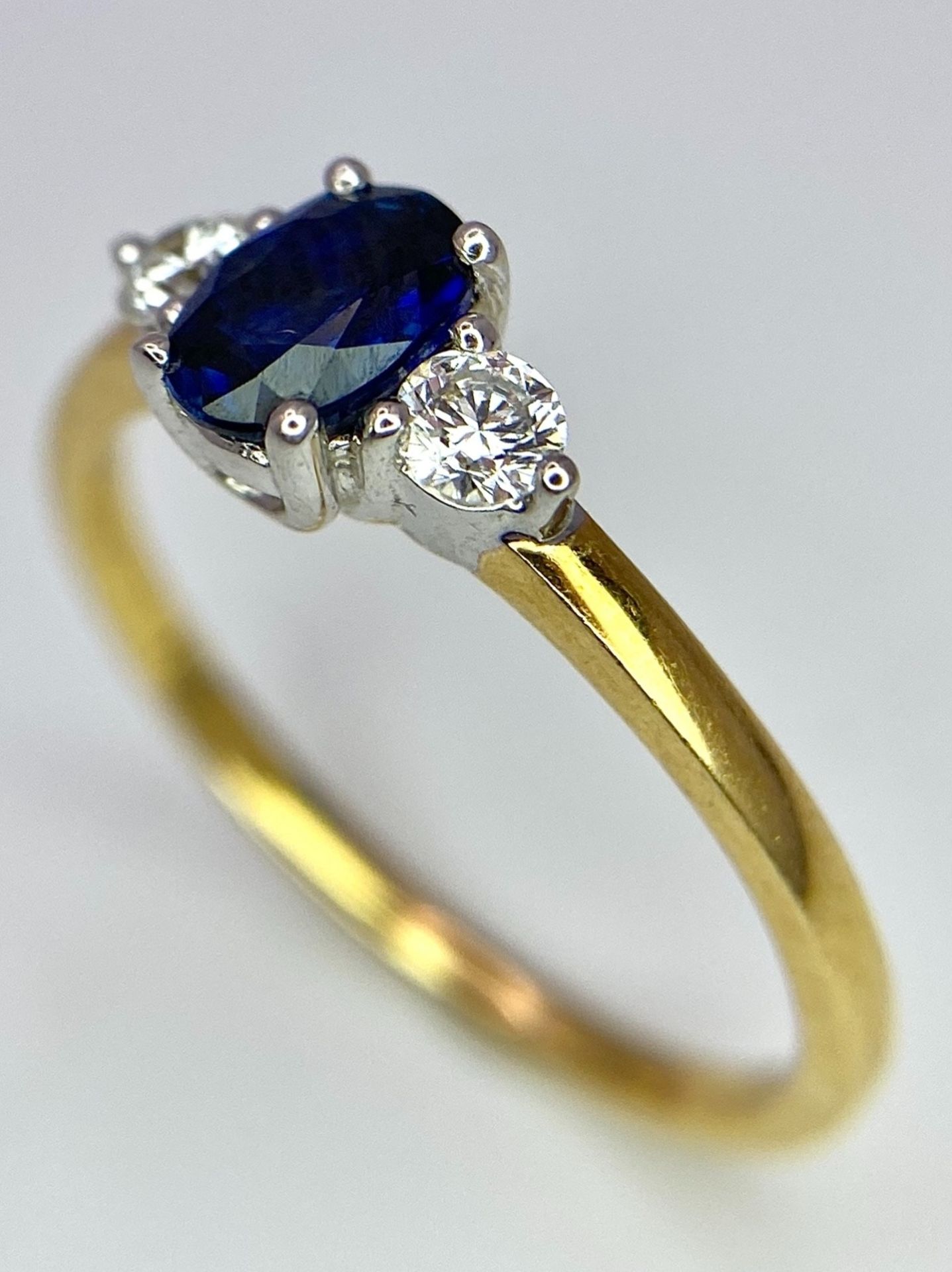 AN 18K YELLOW GOLD DIAMOND AND SAPPHIRE 3 STONE RING. 0.50CT. OVAL BLUE SAPPHIRE. 2.5G. SIZE N - Bild 7 aus 7
