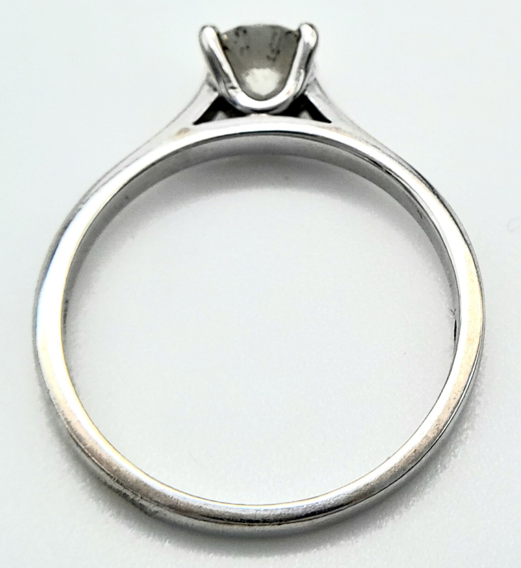An 18K White Gold Diamond Solitaire Ring. 0.50ct brilliant round cut, slightly tinted. Size N. 2. - Image 4 of 6