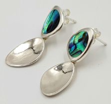 A stylish pair of 925 silver Abalone drop earrings. Total weight 5G. 3.5cm drop.