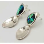 A stylish pair of 925 silver Abalone drop earrings. Total weight 5G. 3.5cm drop.