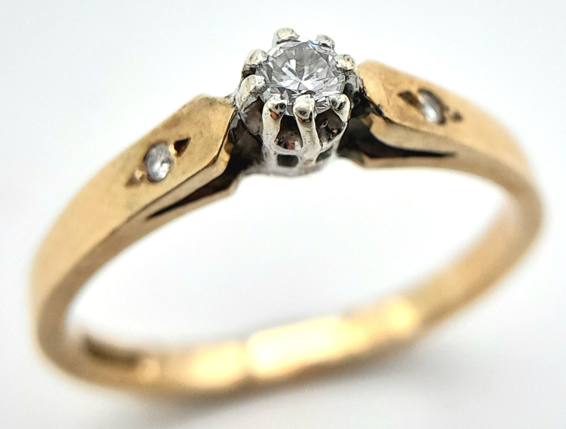 A 9K YELLOW GOLD DIAMOND SOLITAIRE RING. 0.10CT. 1.8G. SIZE N - Image 4 of 6