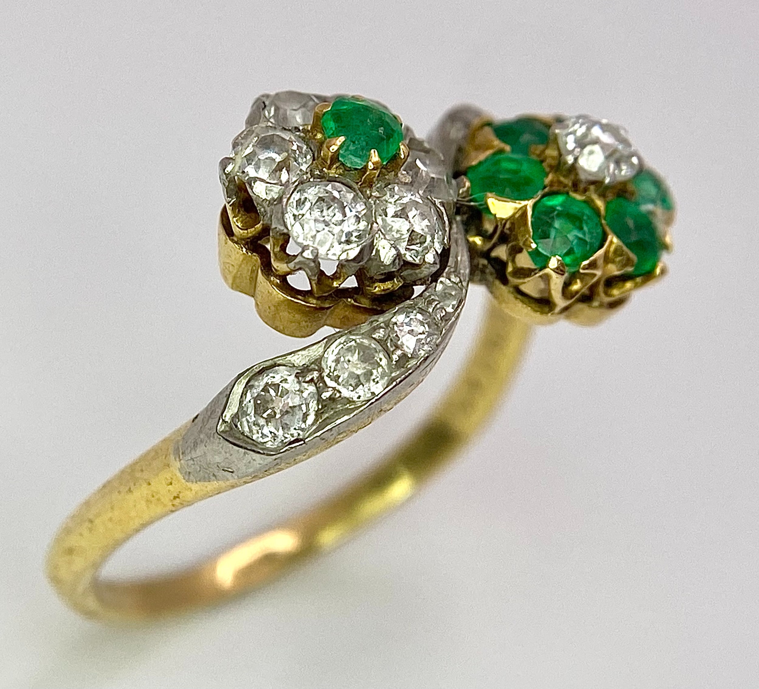 A Vintage 18K Yellow Gold, Platinum, Emerald and Diamond Crossover Ring. Reverse flowers with - Bild 3 aus 9