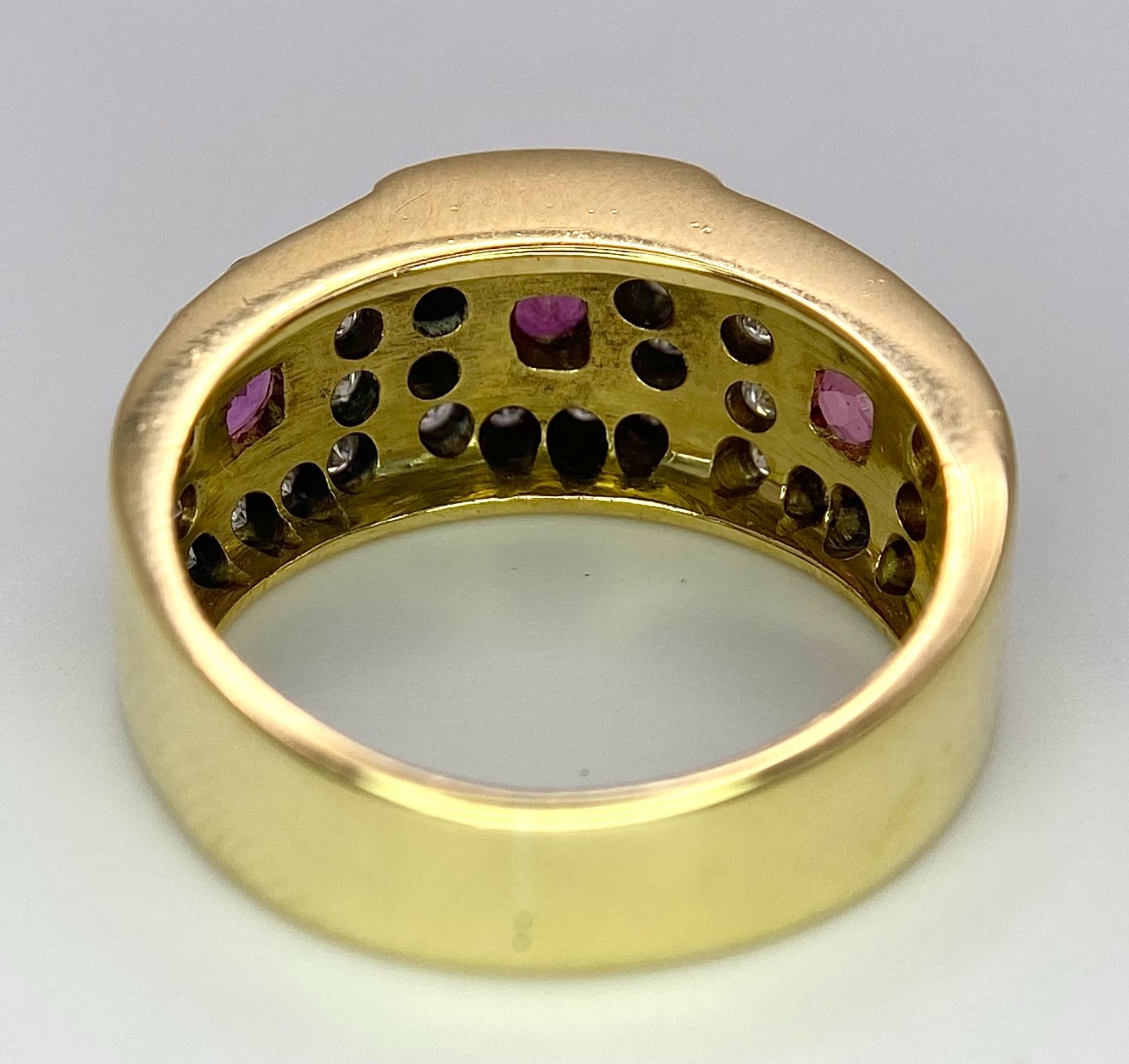 AN 18K YELLOW GOLD DIAMOND & RUBY RING. 0.60ctw, size K, 6.8g total weight. Ref: SC 8072 - Bild 8 aus 9