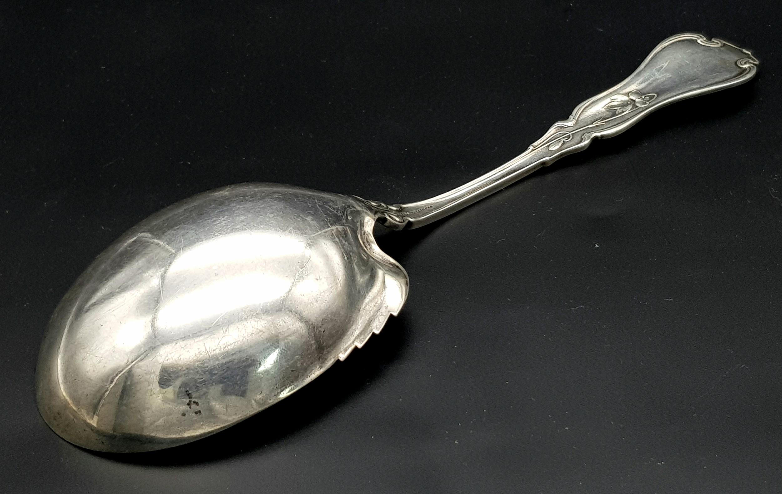 A TRULY REMARKABLE LARGE SOLID SILVER FRUIT SPOON , 22cms IN LENGTH AND 7cms WIDTH . 98.2gms - Image 2 of 6