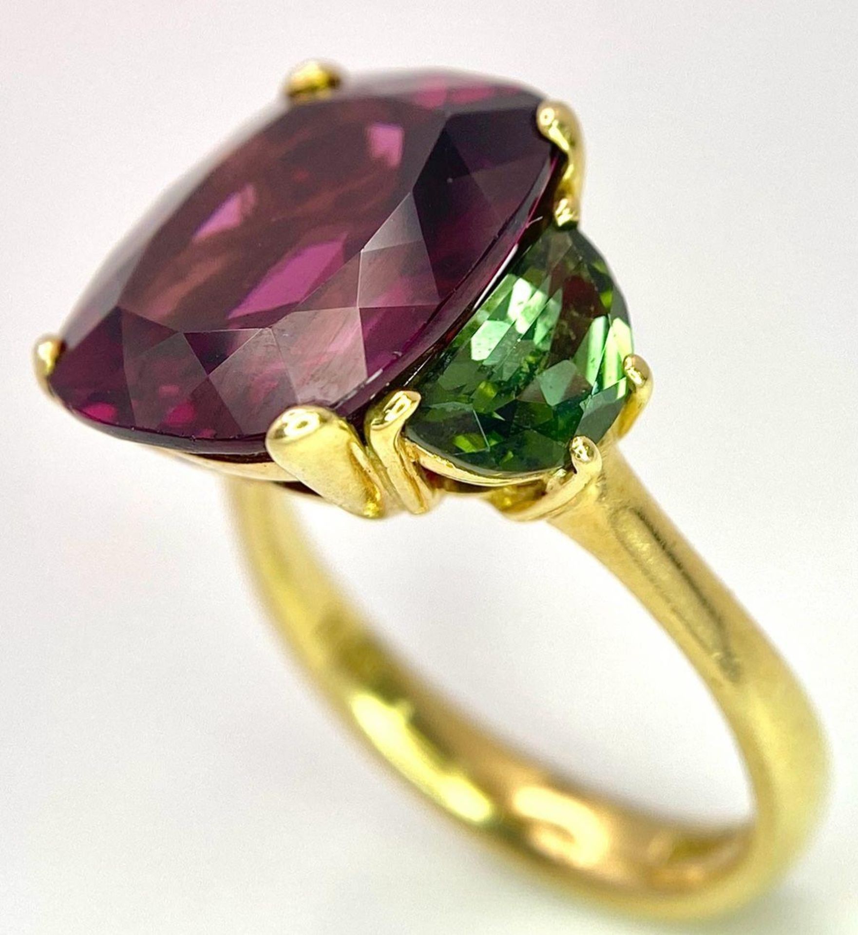 An 18K Yellow Gold, Alexandrite and Peridot Ring. A rich 5ct central alexandrite with peridot - Image 3 of 10