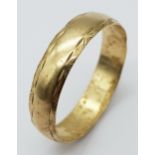 A Vintage 9K Yellow Gold Band Ring. 5mm. 2.4g weight.