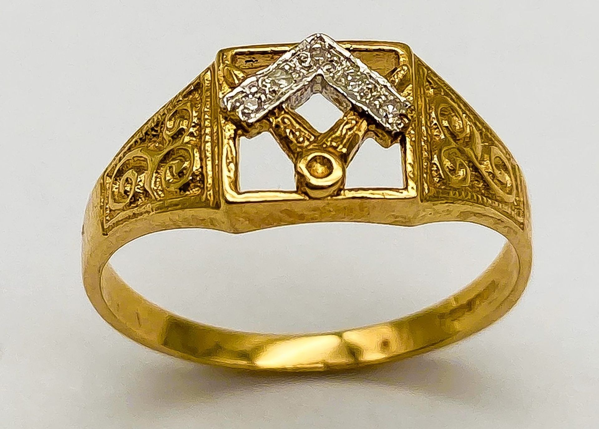 A 9K YELLOW GOLD, DIAMOND SET, MASONIC SYMBOL RING. 2.5G. SIZE R. - Image 3 of 5