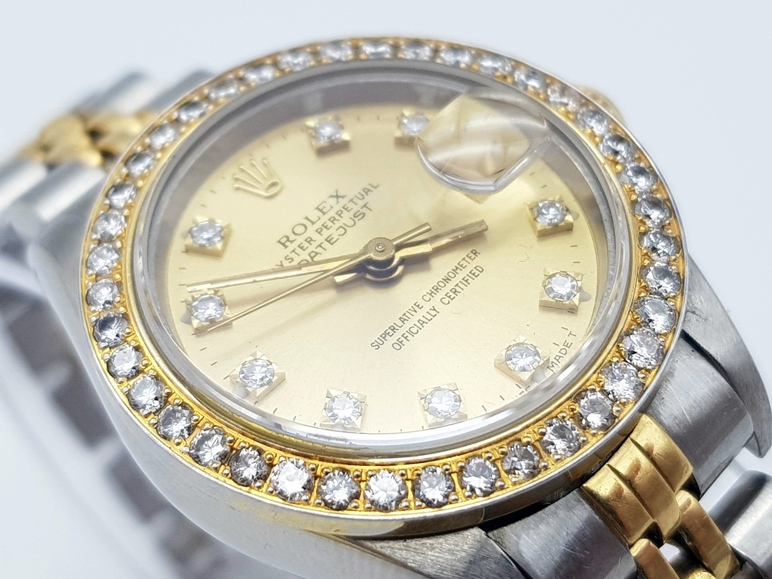 THE CLASSIC LADIES ROLEX BI-METAL OYSTER PERPETUAL DATEJUST WATCH IN VERY GOOD CONDITION HAVING A - Image 4 of 11