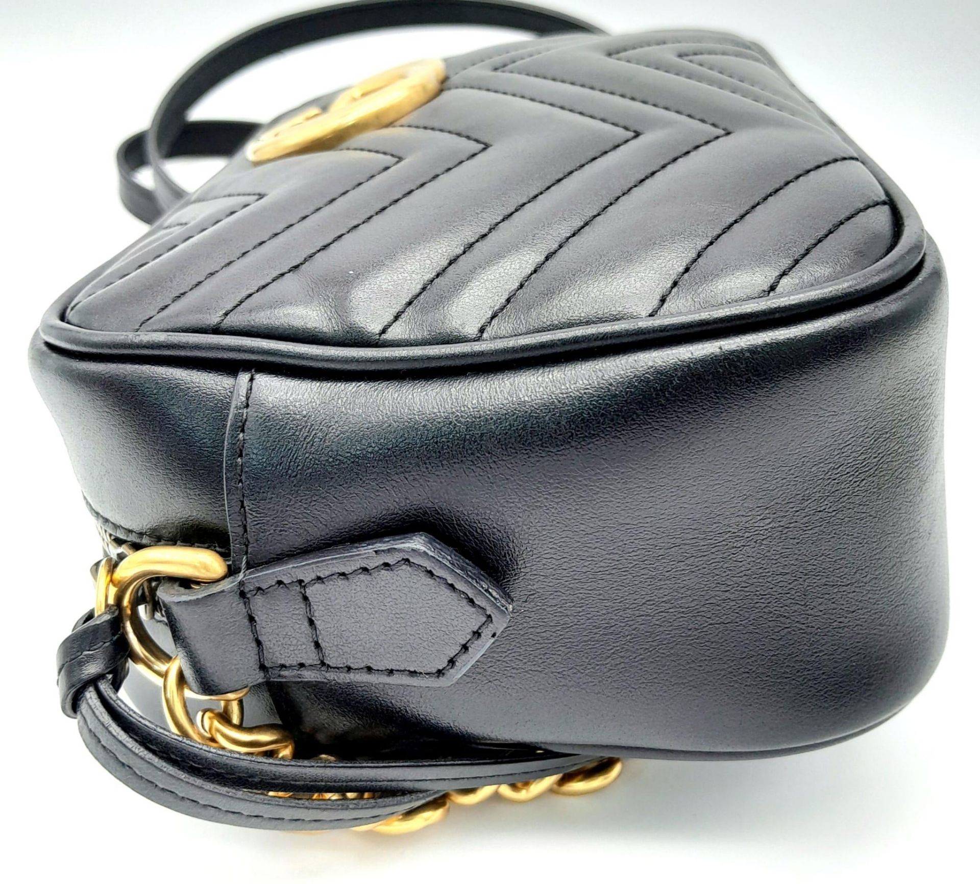 A Gucci Marmont Quilted Leather Cross-Body bag. Adjustable shoulder strap. Gold-tone Hardware. Beige - Bild 4 aus 12