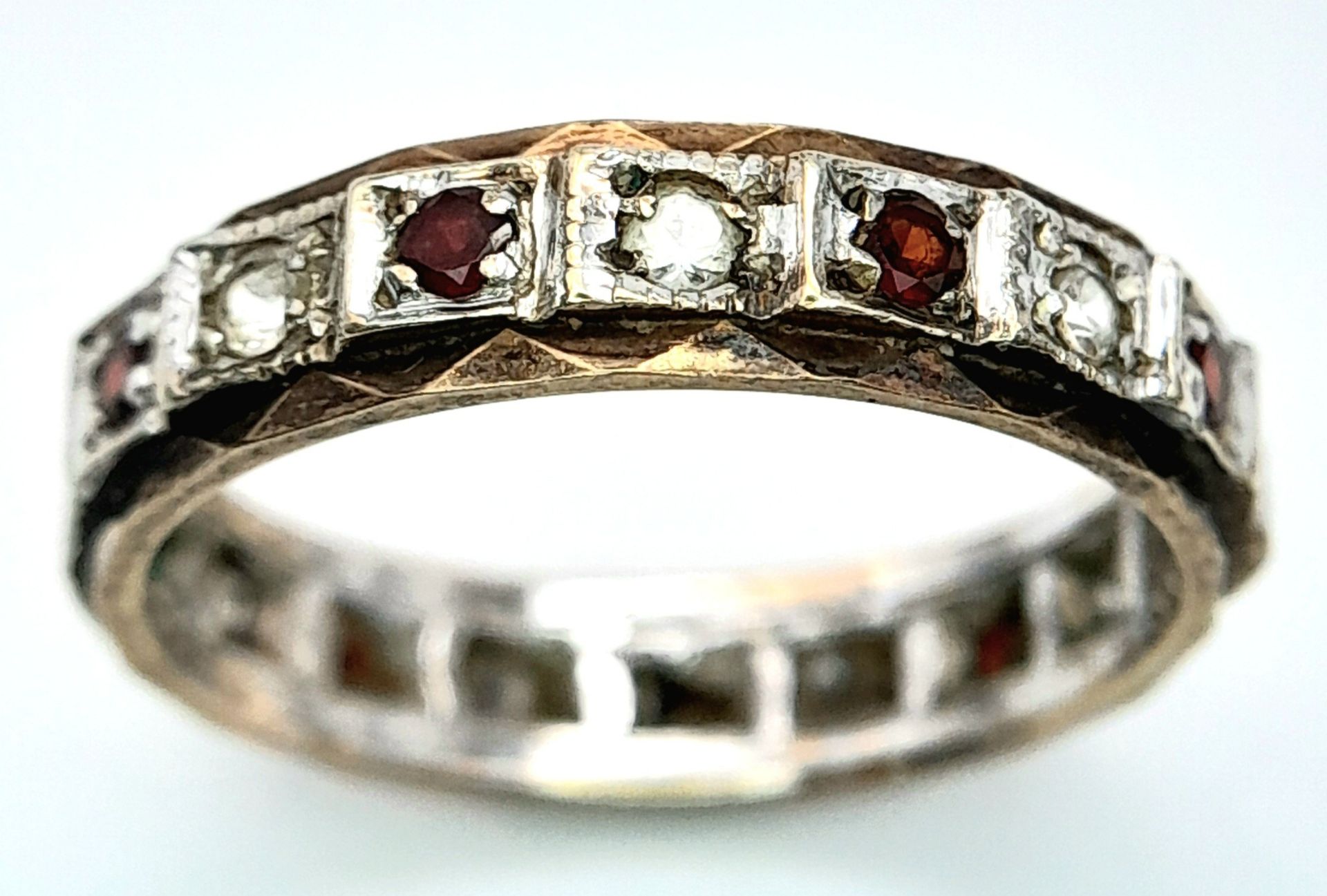 An unusual, vintage, eternity ring with alternating round cut diamonds and rubies. Size: L, - Bild 2 aus 6