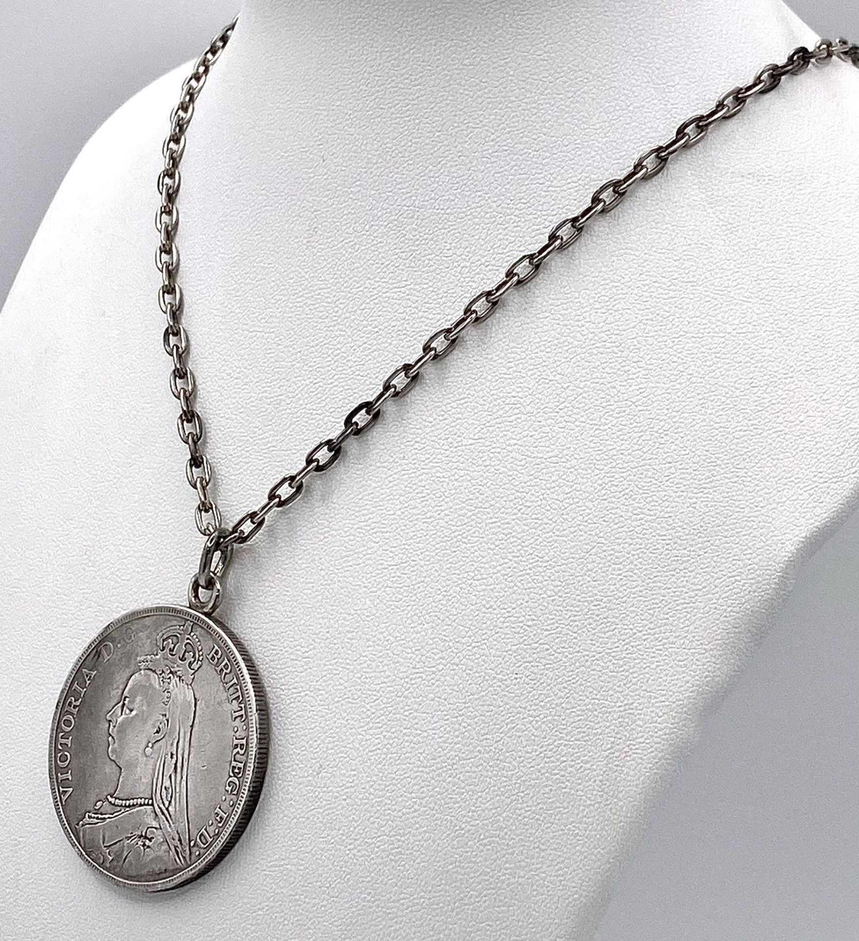An 1891 Queen Victoria Silver Crown in a Pendant Setting on a Sterling Silver Chain. 41.21g total - Bild 2 aus 6