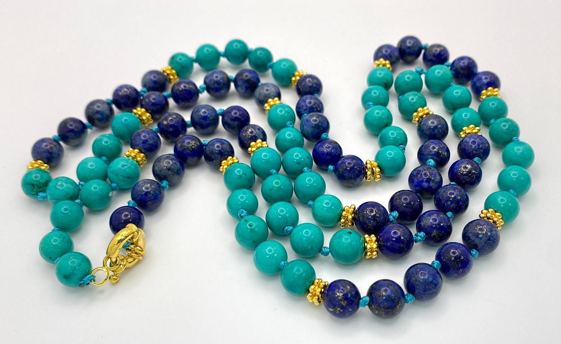 A Lapis Lazuli and Turquoise Matinee Length Beaded Necklace. 94cm length. Gilded spacers and - Bild 2 aus 2
