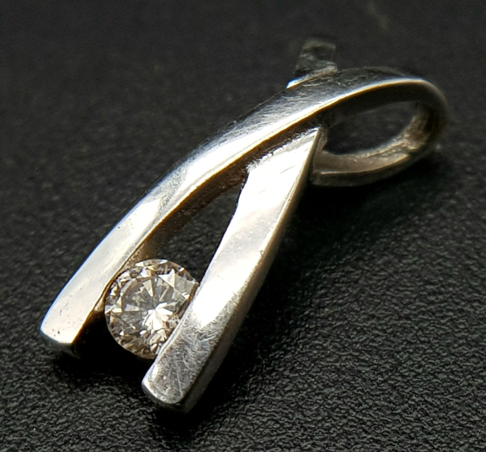 AN 18K WHITE GOLD DIAMOND PENDANT. 1.2cm length, 0.5g total weight. Ref: SC 8054