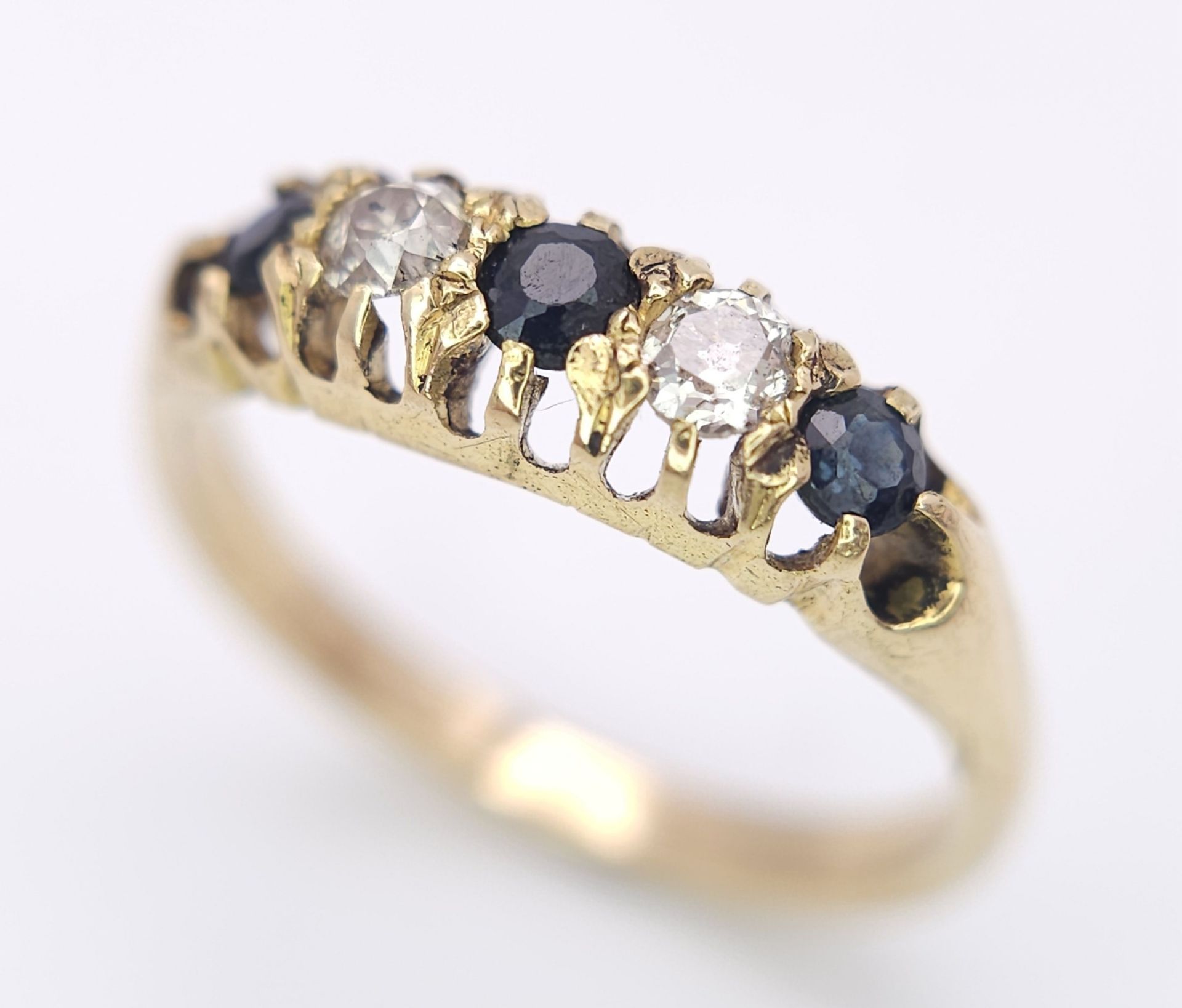 AN 18K YELLOW GOLD (TESTS AS) VINTAGE DIAMOND AND SAPPHIRE OLD CUT RING. 0.15CT OLD CUT DIAMONDS.