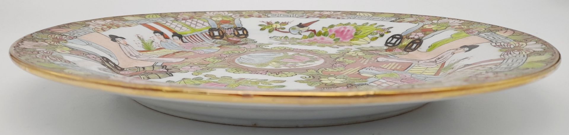 A Decorative Chinese Famille Rose Ceramic Plate. Court scene decoration. 26cm diameter. - Bild 6 aus 6