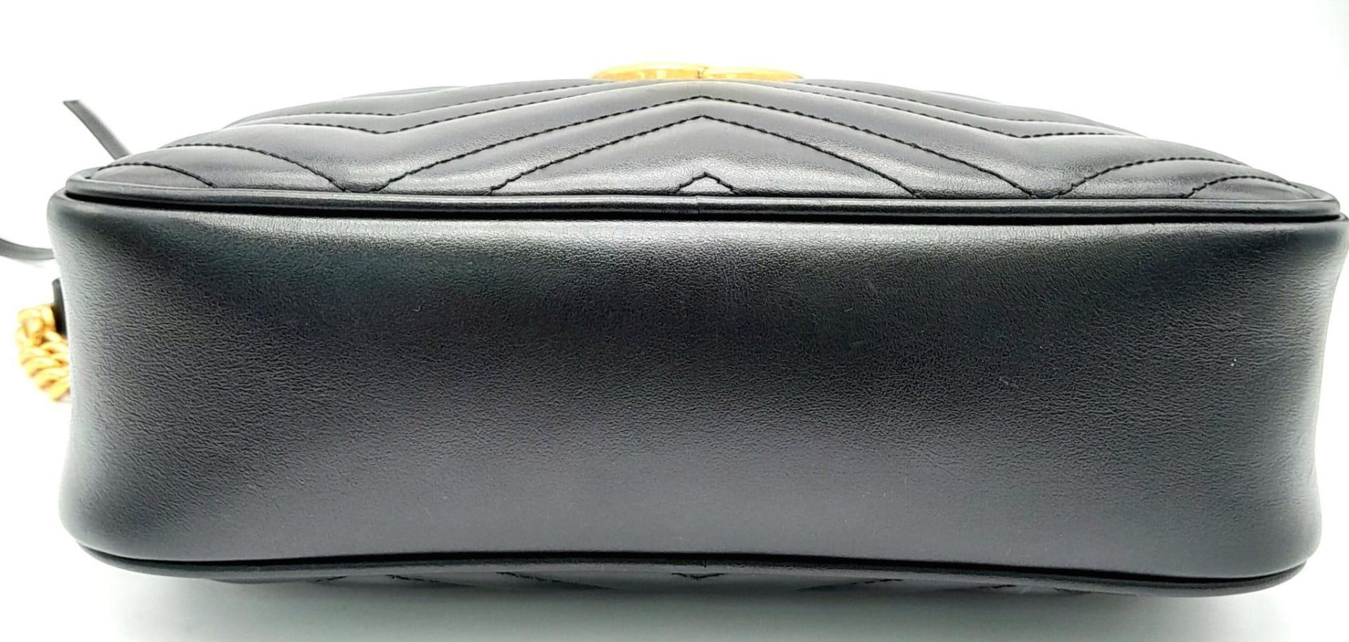 A Gucci Marmont Quilted Leather Cross-Body bag. Adjustable shoulder strap. Gold-tone Hardware. Beige - Bild 5 aus 12