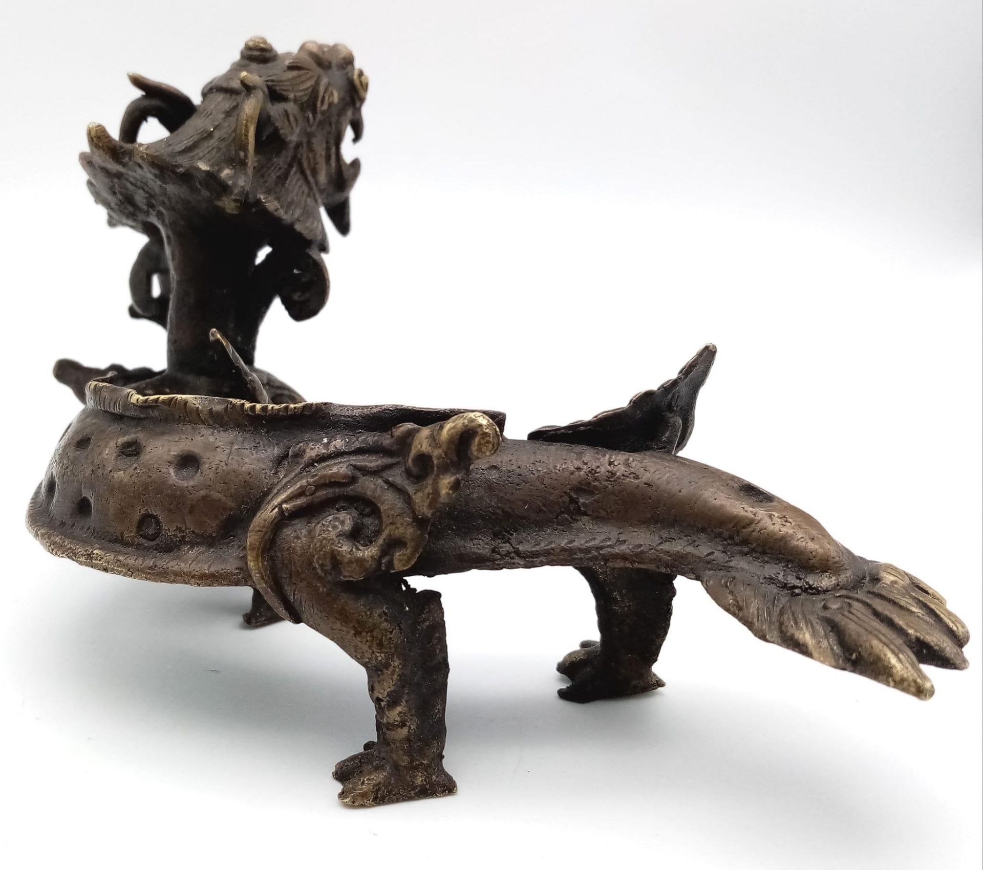 An Antique Chinese Bronze Dragon Candle Holder. Excellent detail and expression - a very unusual - Bild 4 aus 5