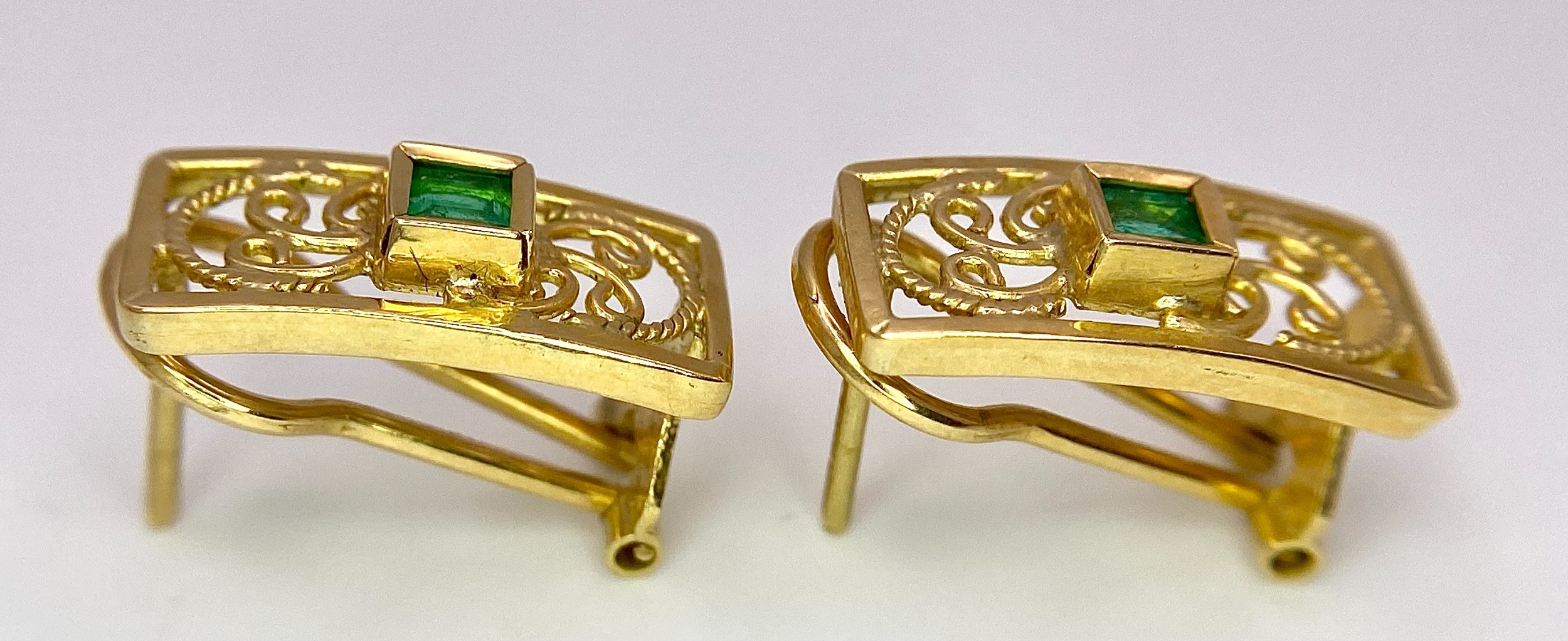 A Pair of 18K Yellow Gold and Emerald Earrings. Clip clasp with pierced decoration. 17mm. 3.9g total - Image 3 of 7