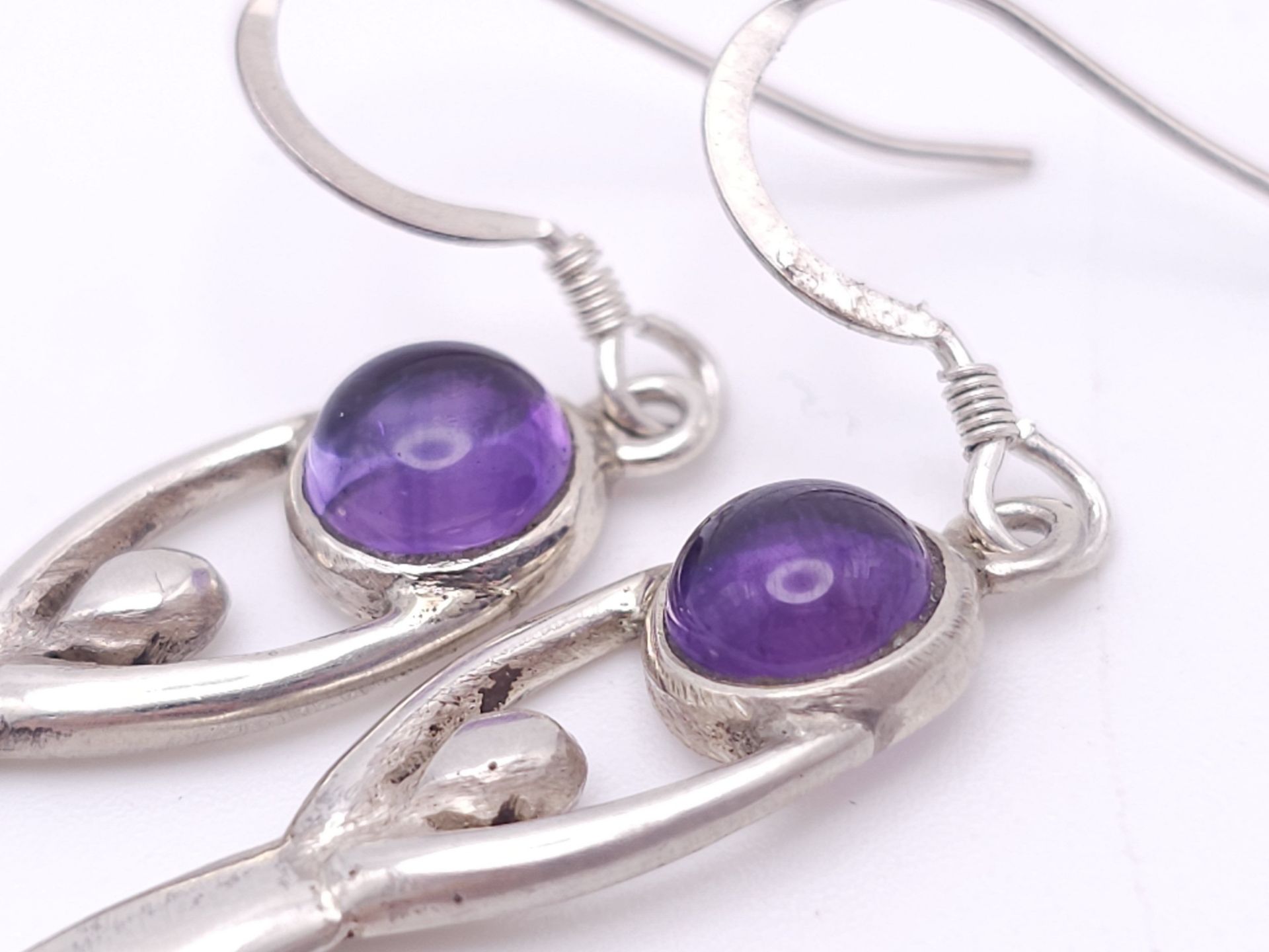 A Pair of Sterling Silver and Amethyst Cabochon ‘Goddess’ Earrings. 4.5cm Drop. Set with 6mm Round - Bild 3 aus 7