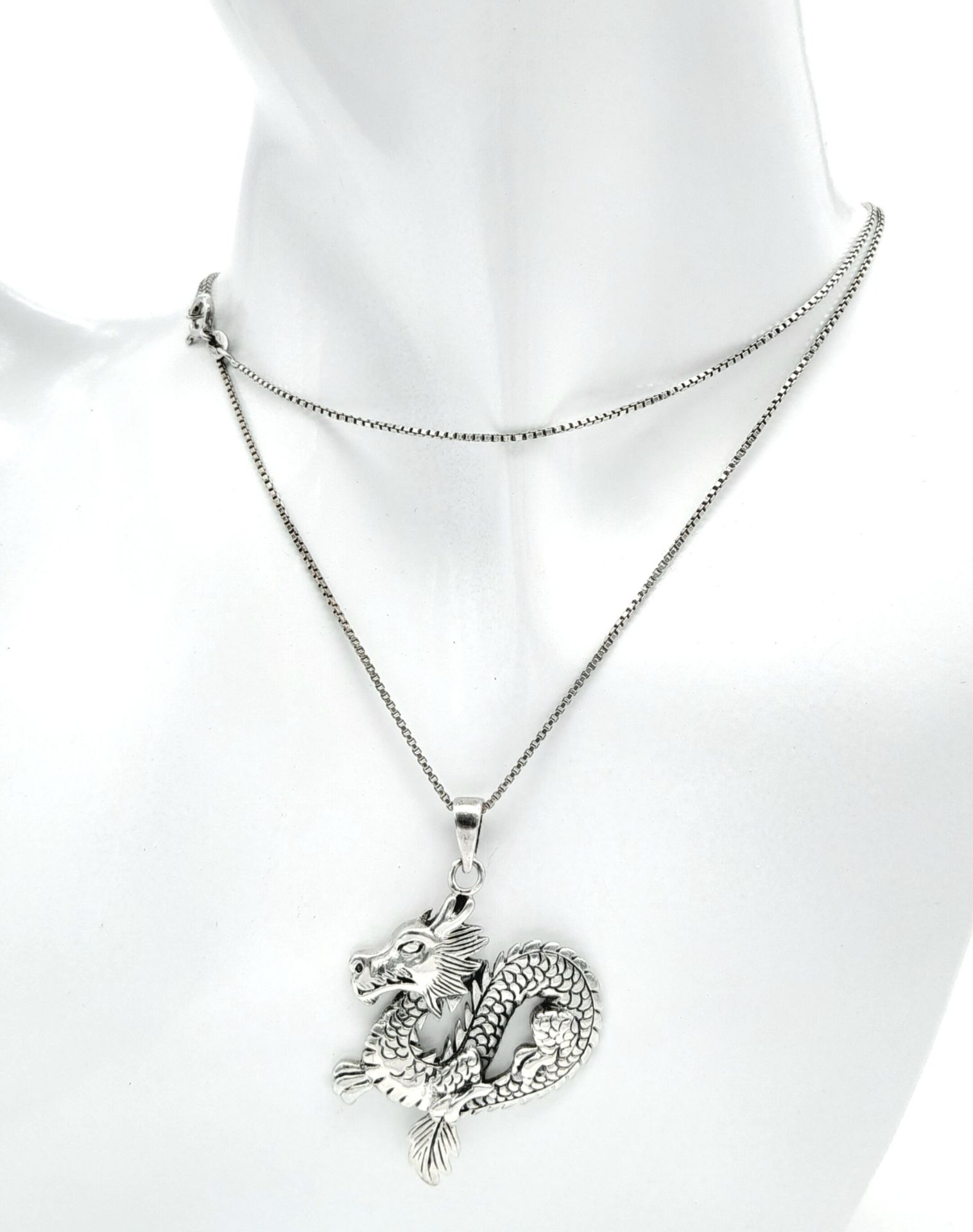 A Sterling Silver Dragon Pendant on 925 Silver Chain. 4.5cm pendant, 62cm chain. 9.7g total weight. - Bild 3 aus 5