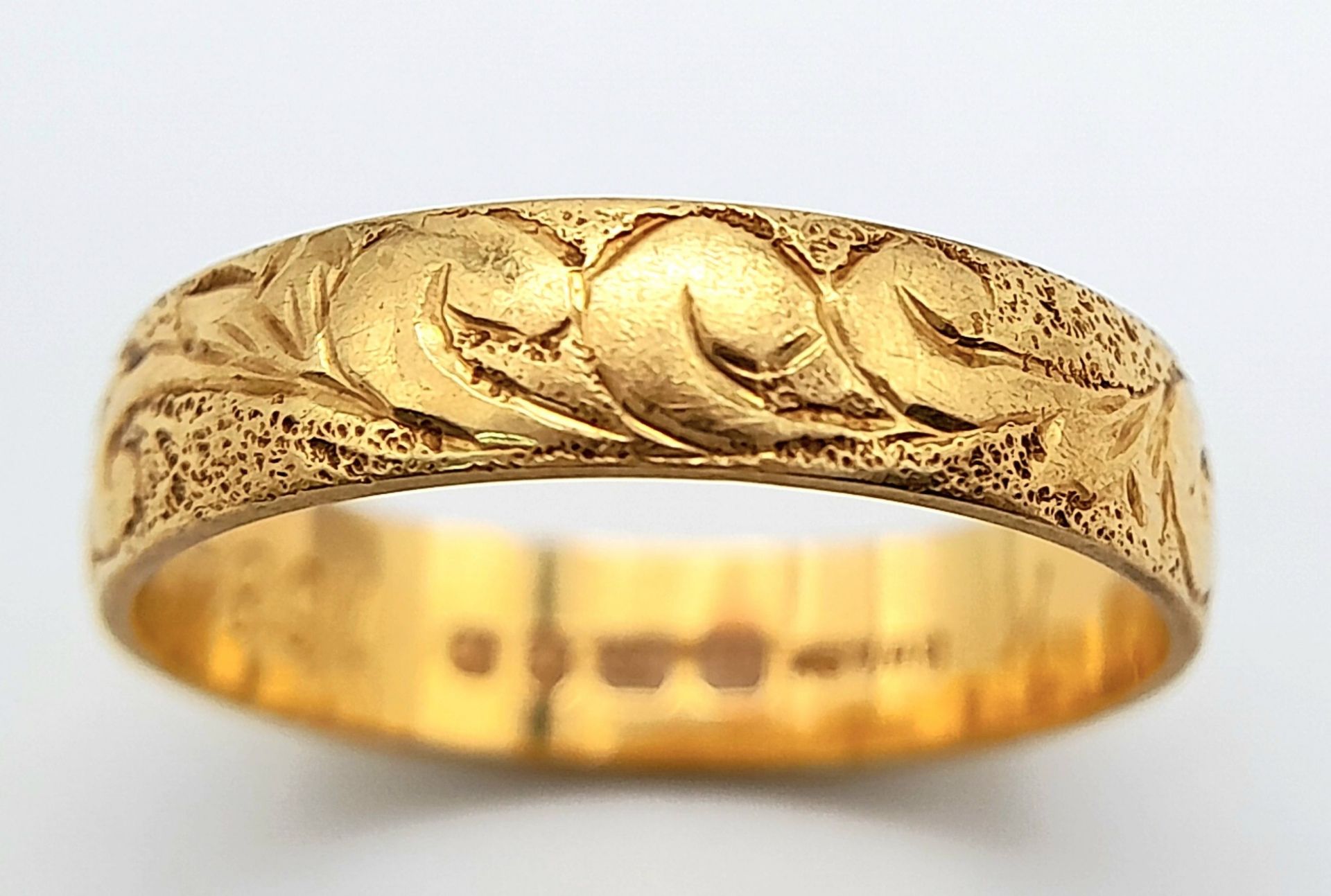 An 18 K yellow gold band ring with an engraved surface. Size: L, weight: 2.5 g. - Bild 5 aus 6