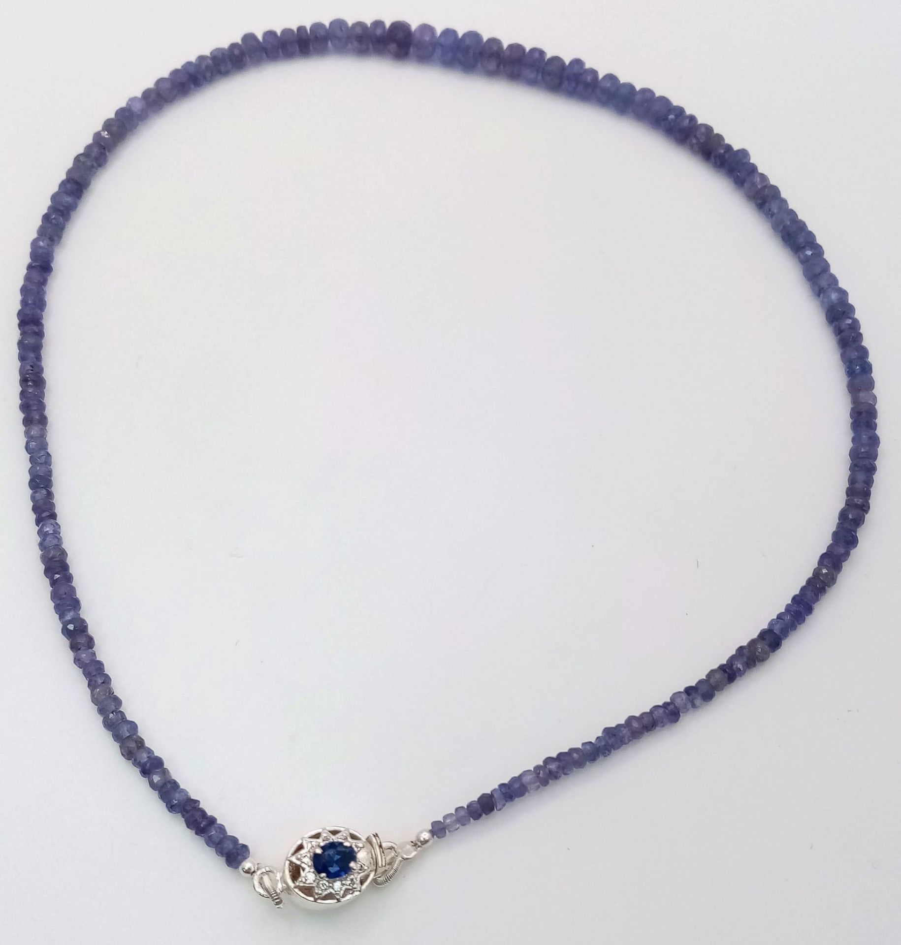 A 75ctw Tanzanite Gemstone Single Strand Necklace with Sapphire and Diamond Clasp. 42cm length. - Bild 2 aus 3