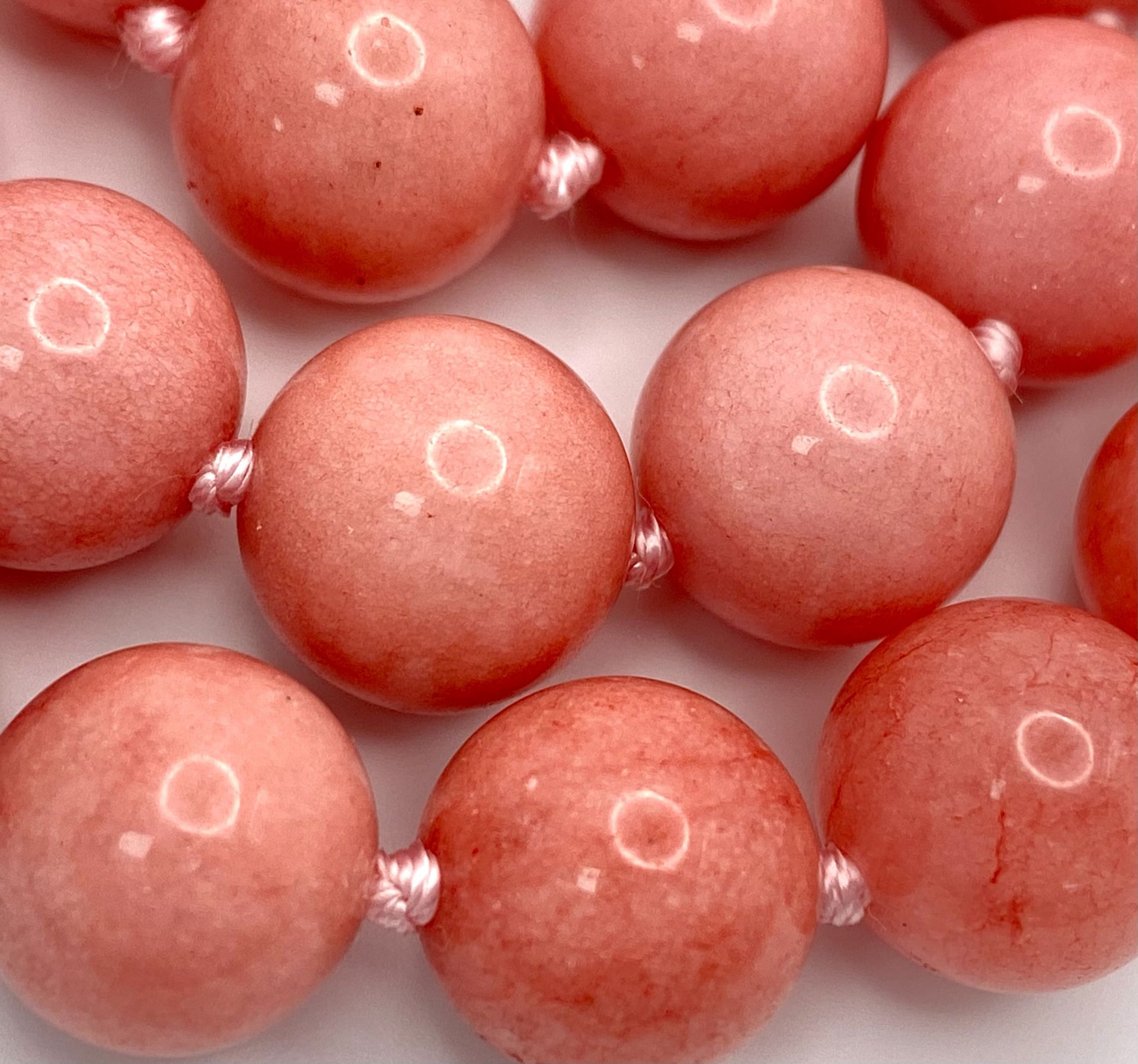 A Gorgeous Pink Rhodochrosite Beaded Necklace with Keisha Baroque Pearl Interrupter and - Bild 3 aus 3