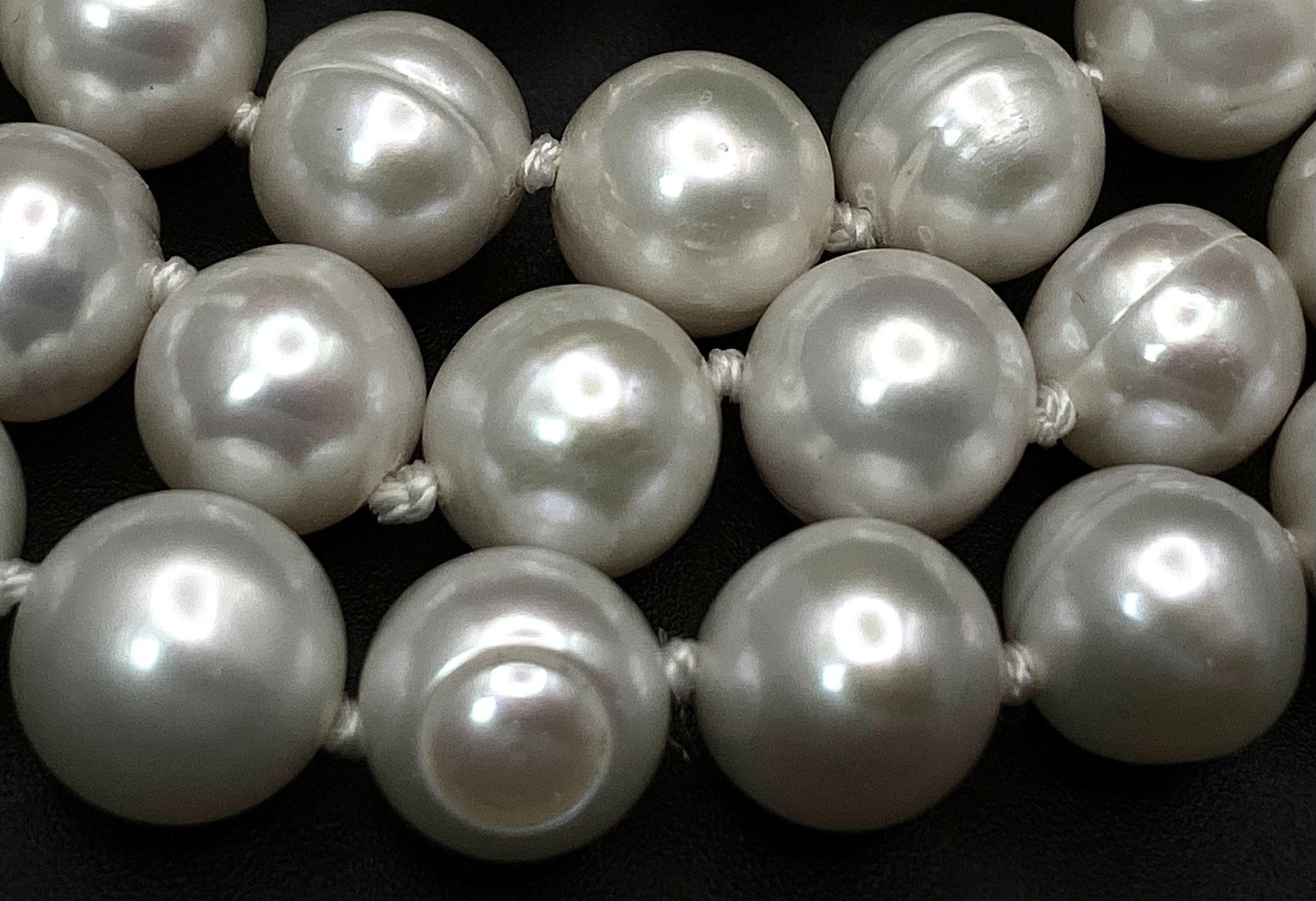 A magnificent necklace with three graduating rows of natural white mature pearls for the South Seas, - Image 4 of 5