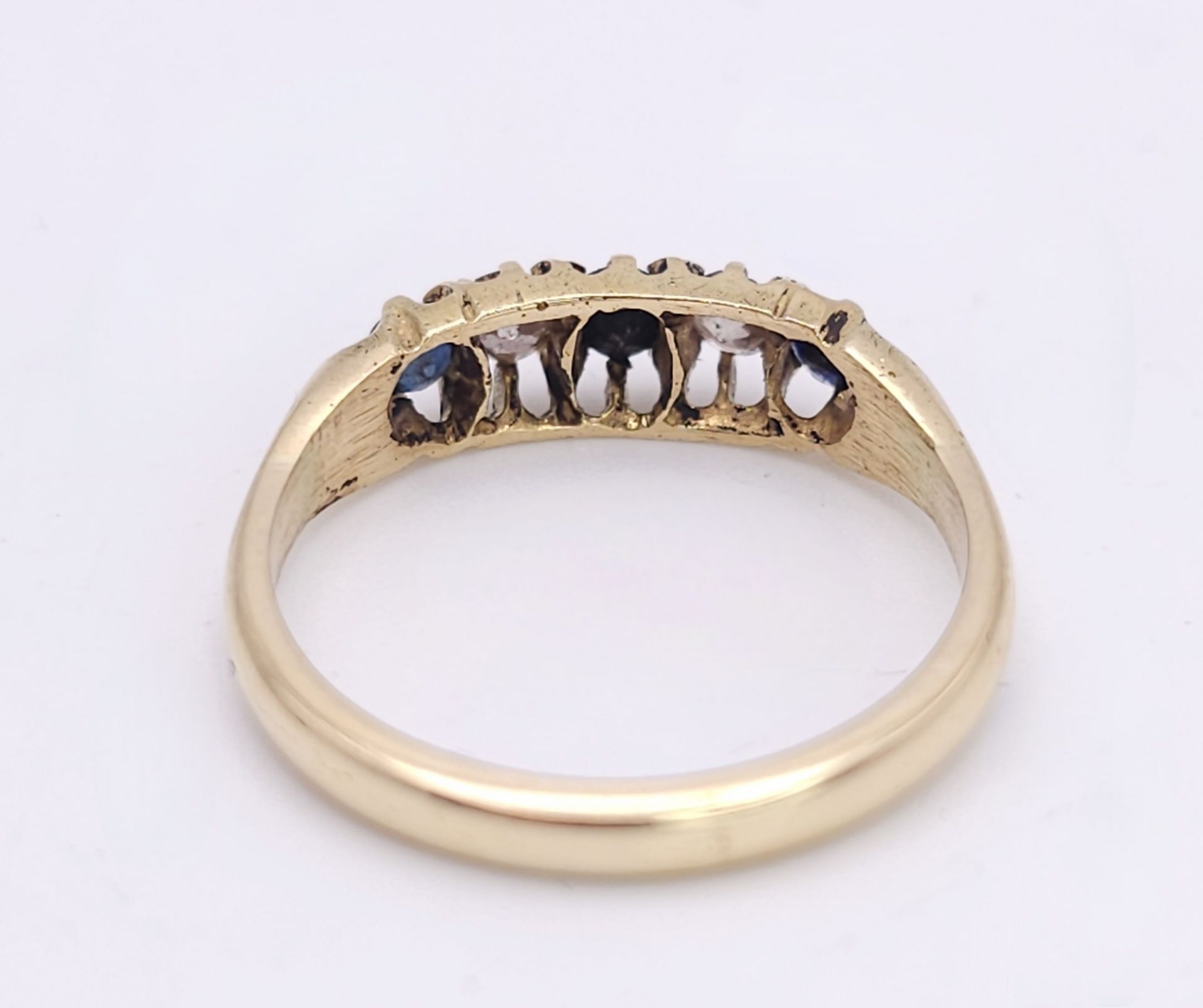 AN 18K YELLOW GOLD (TESTS AS) VINTAGE DIAMOND AND SAPPHIRE OLD CUT RING. 0.15CT OLD CUT DIAMONDS. - Image 4 of 5