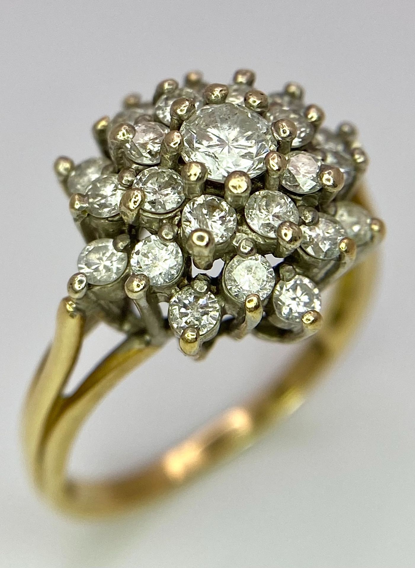 AN 18K YELLOW GOLD DIAMOND CLUSTER RING - 1CTW. 4.2G. SIZE L 1/2. - Bild 2 aus 7