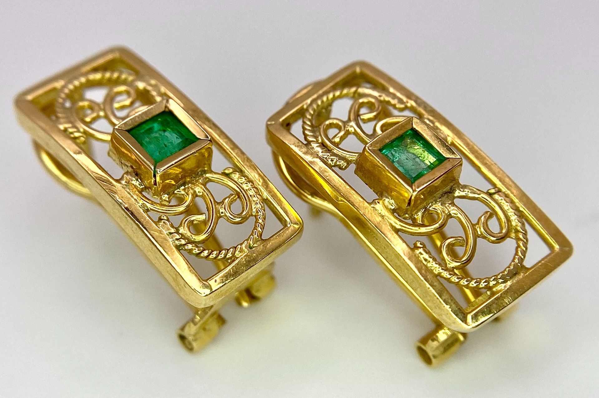 A Pair of 18K Yellow Gold and Emerald Earrings. Clip clasp with pierced decoration. 17mm. 3.9g total - Bild 2 aus 7