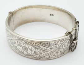 A Vintage Sterling Silver Clip-Open Decorative Bangle. 58mm inner diameter. Cheshire hallmarks. 28g