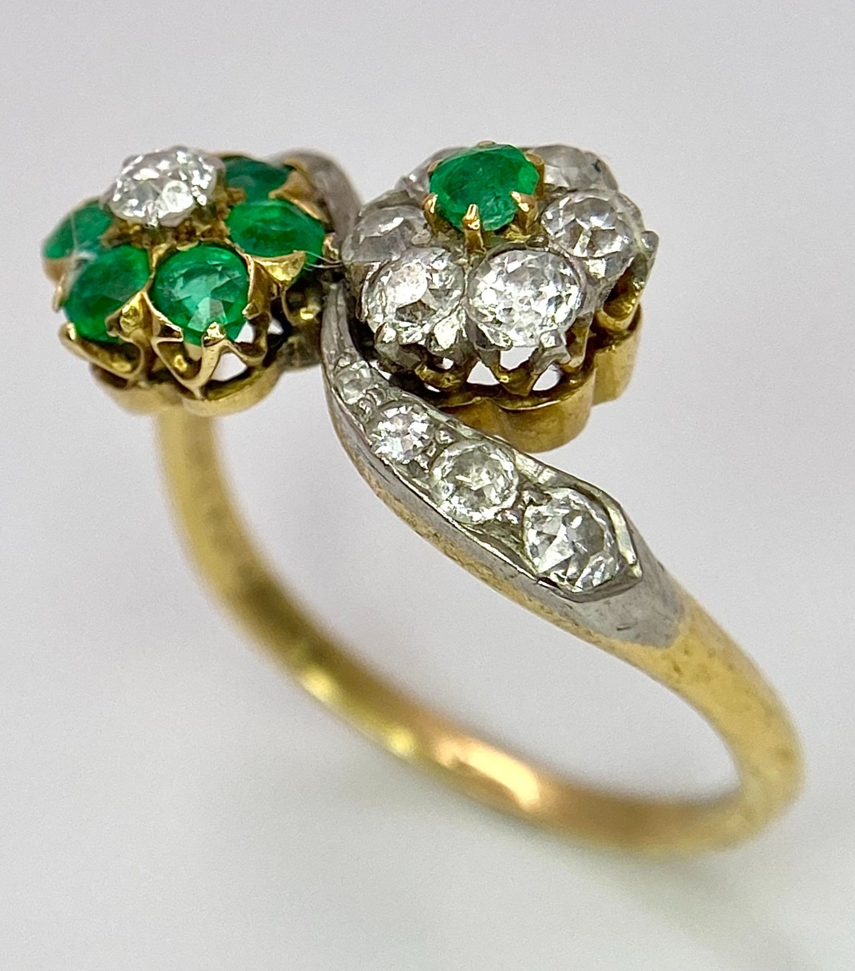 A Vintage 18K Yellow Gold, Platinum, Emerald and Diamond Crossover Ring. Reverse flowers with - Bild 2 aus 9