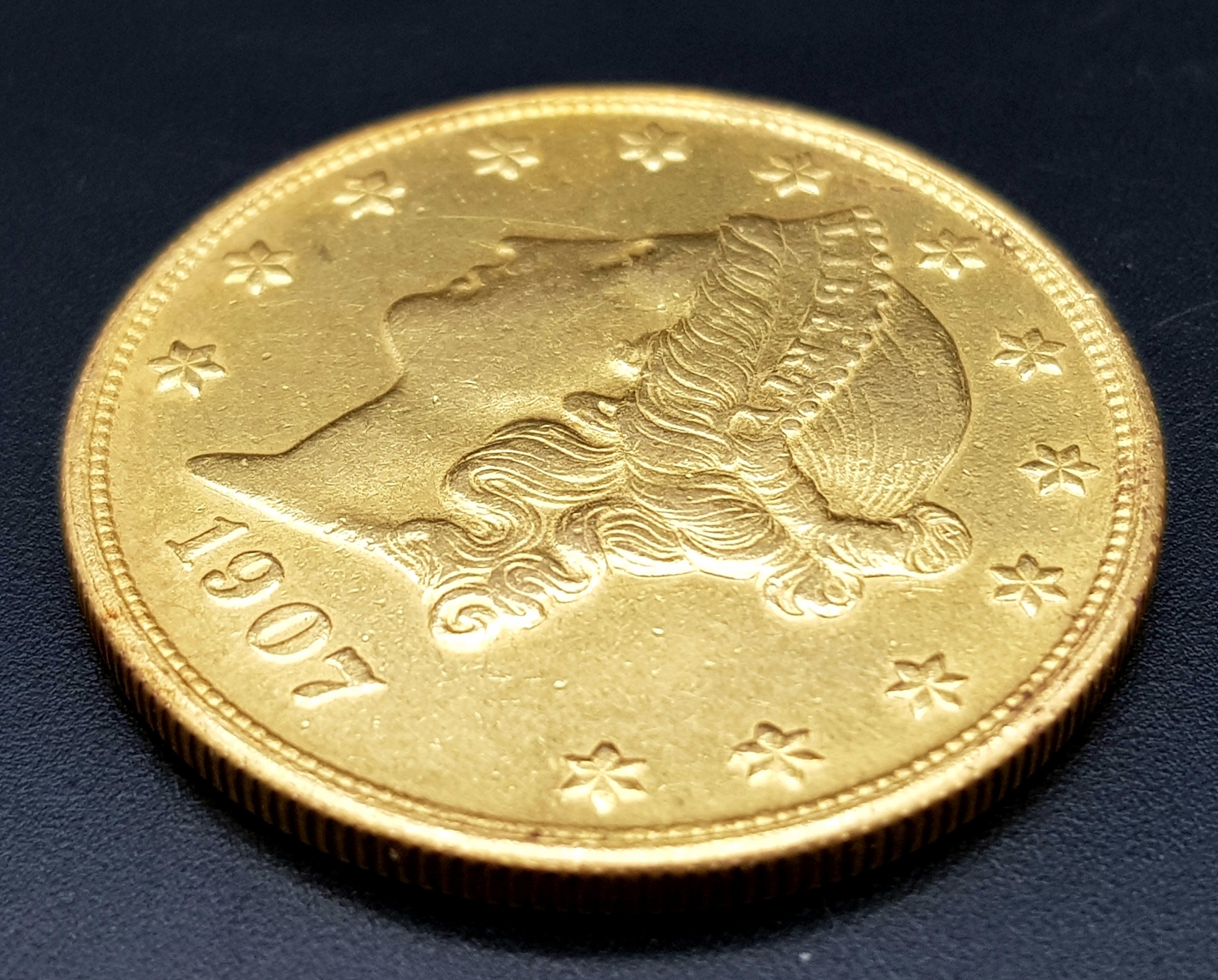 A $20 GOLD LIBERTY COIN DATED 1907 AND WEIGHING 33.43gms THIS COIN IS IN VERY GOOD CONDITION - Image 2 of 8