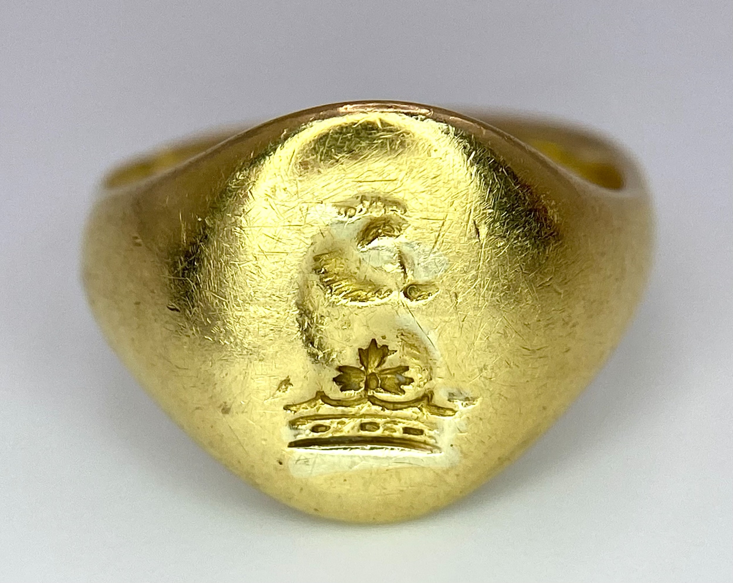AN 18K YELLOW GOLD VINTAGE SEAL ENGRAVED SIGNET RING. Size K, 7.8g total weight. Ref: SC 8060 - Image 4 of 9